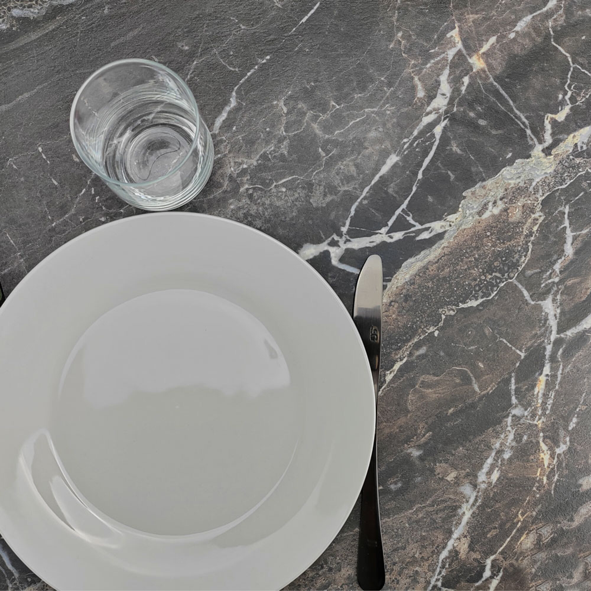 Table 70x70cm - modèle Round marbre royal chants laiton