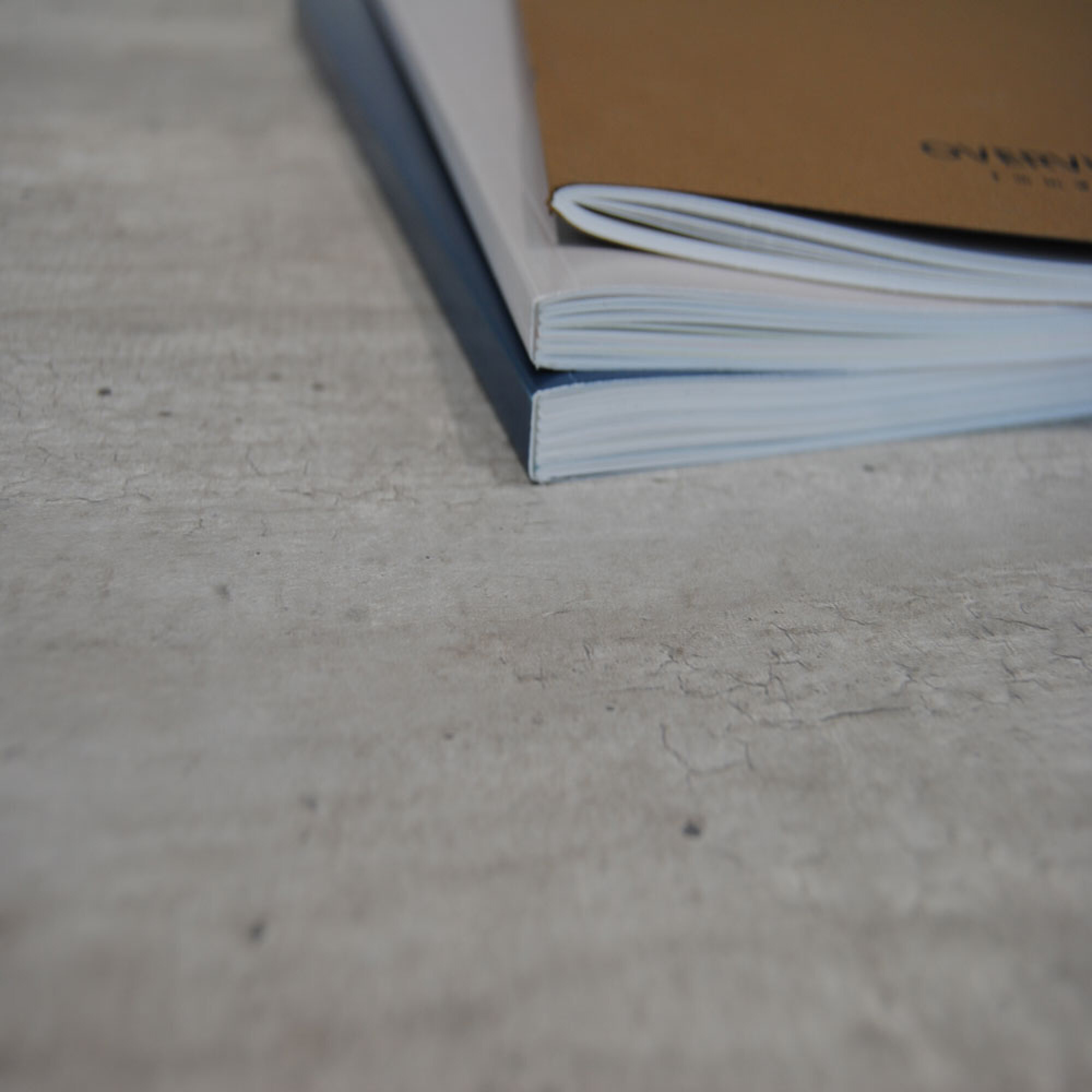 Table 70x70cm - modèle Round pied blanc béton naturel