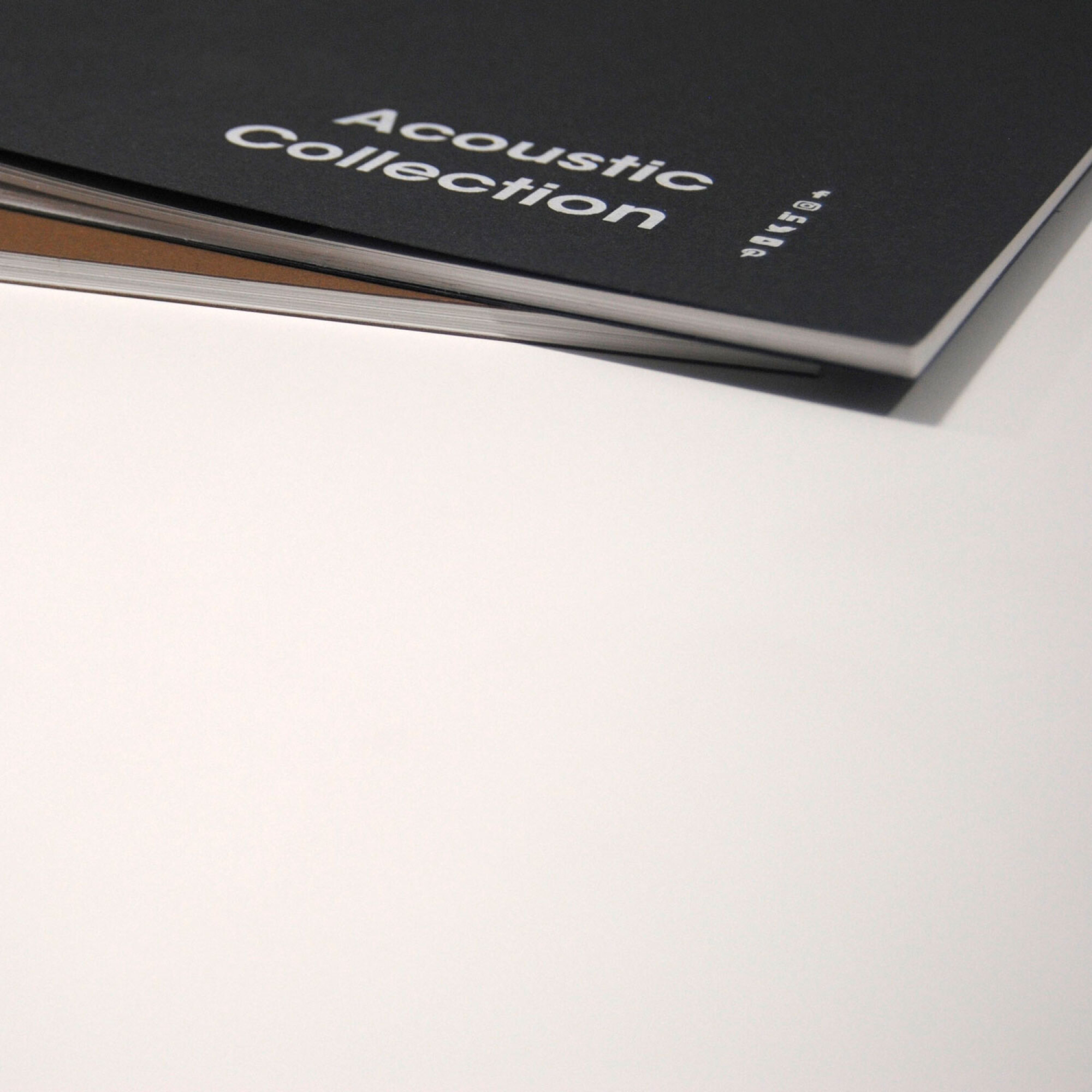 Table 70x70cm - modèle Round pied blanc blanc chants inox