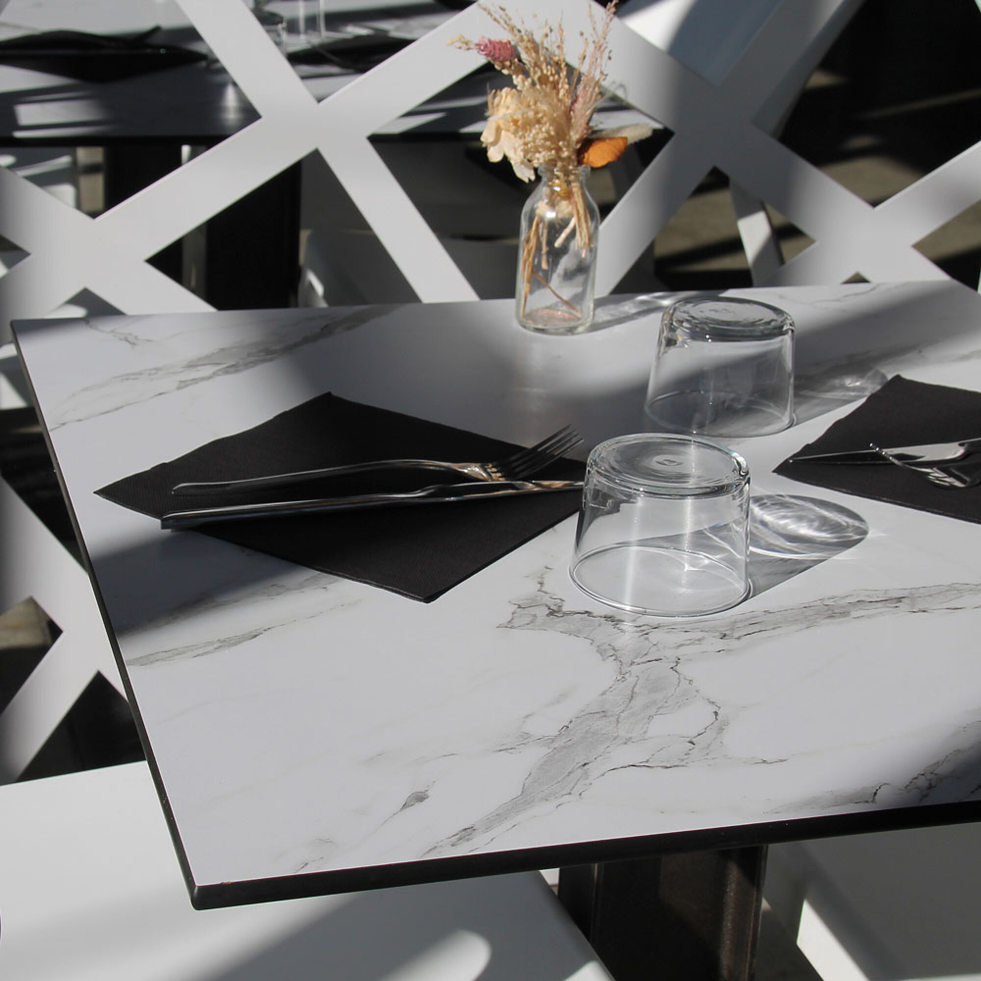 Table h90cm, pliable pour terrasse en Compact HPL décor marbre blanc 70x70