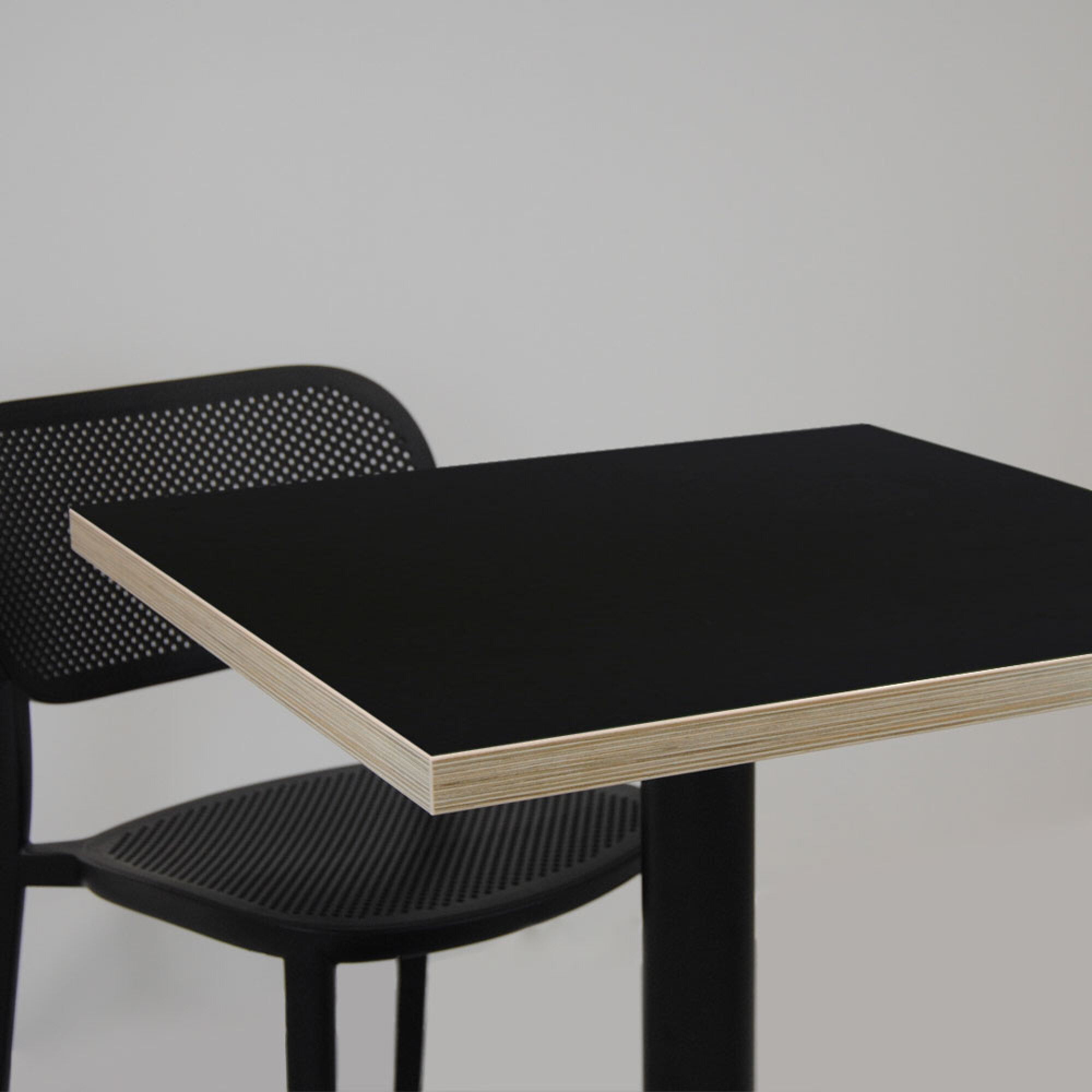 Table Ø70cm - modèle Round noir chants bois