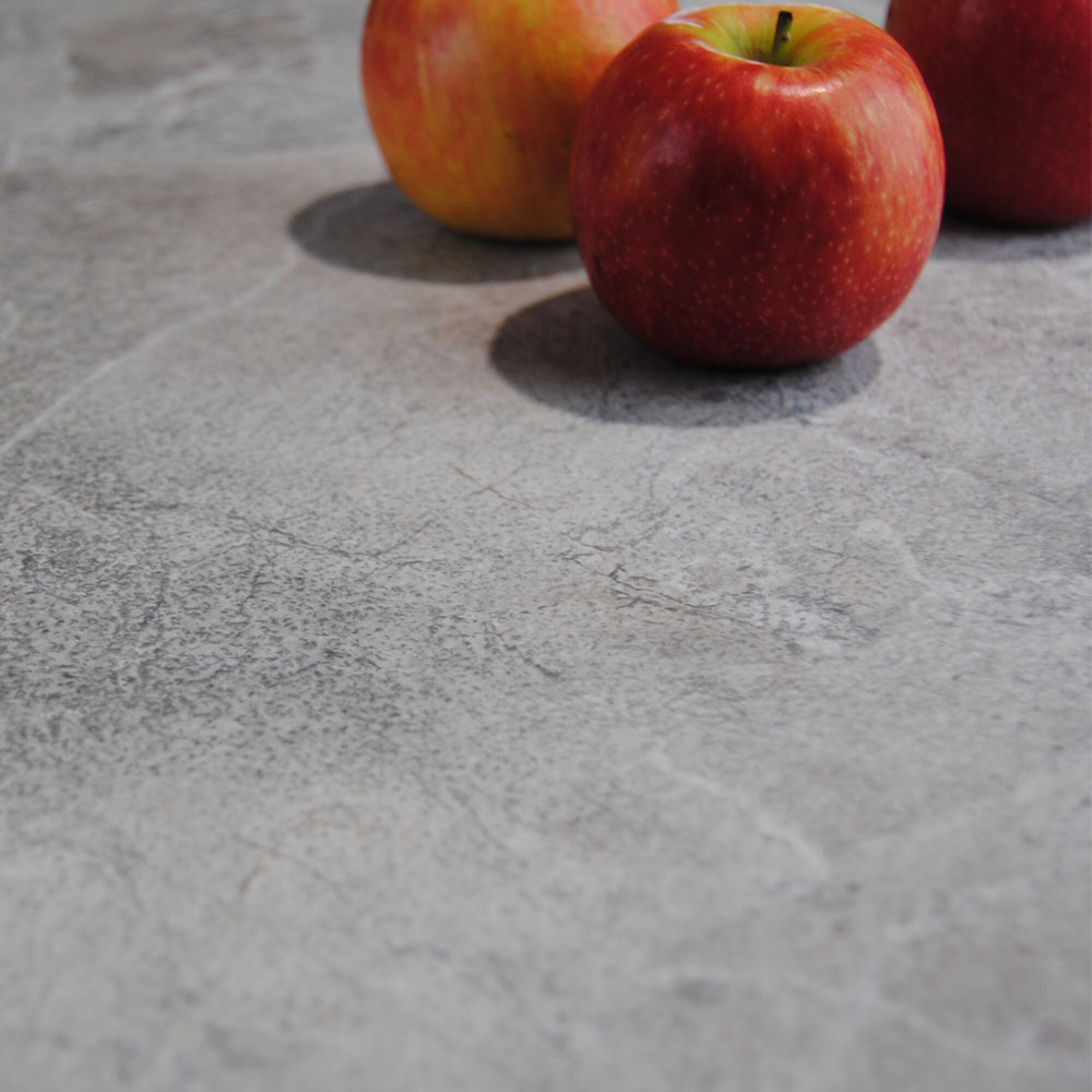 Table pliable pour terrasse en Compact HPL décor gris pierre 70x70