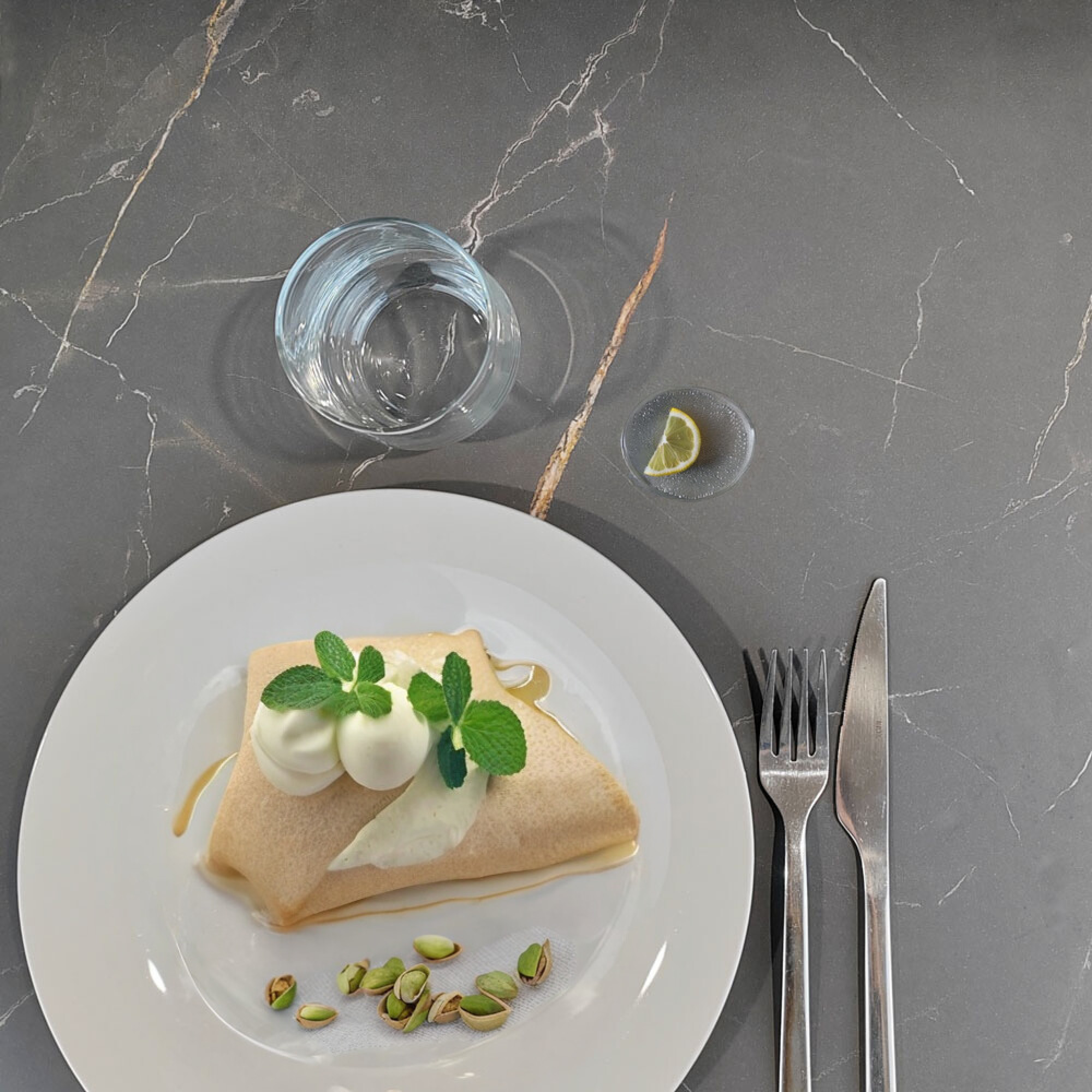 Table pliable pour terrasse en Compact HPL décor marbre feu 70x70