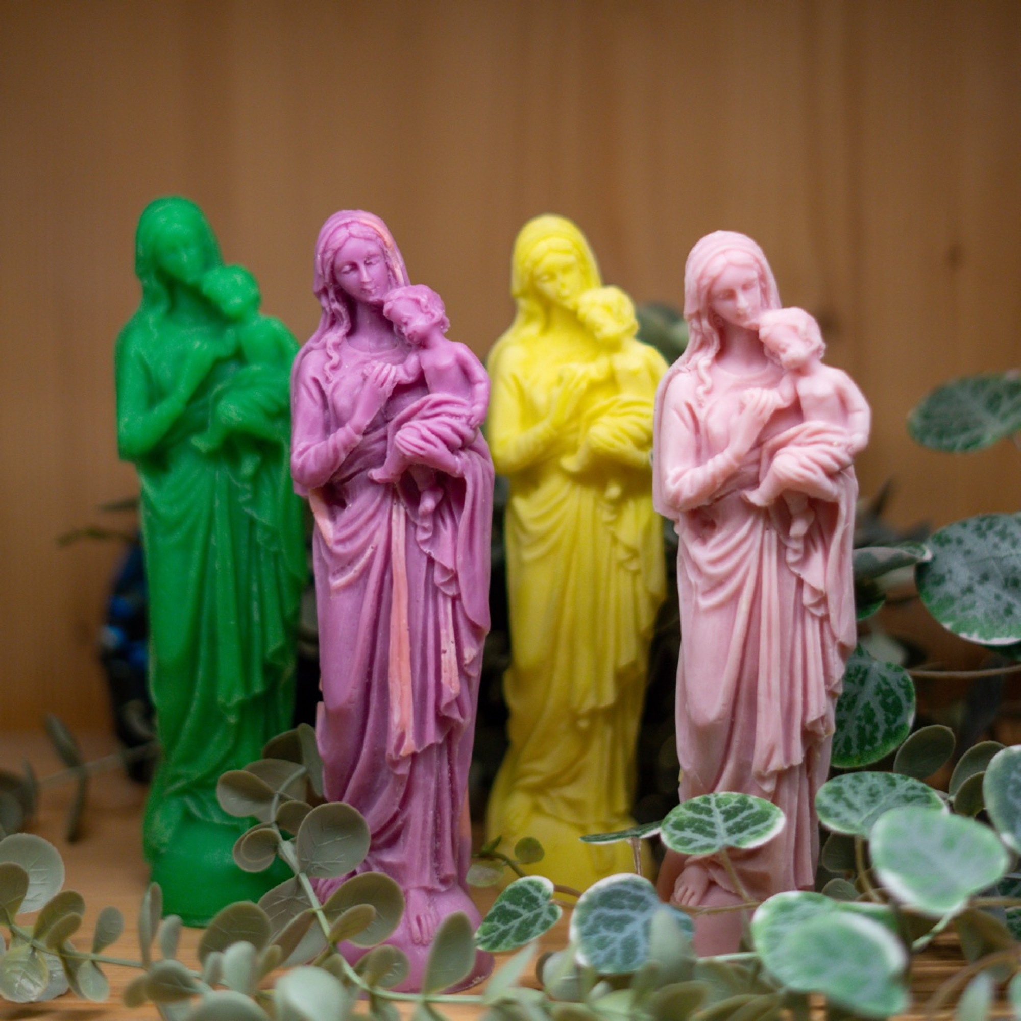 Vierge décorative colorée en cire artisanale