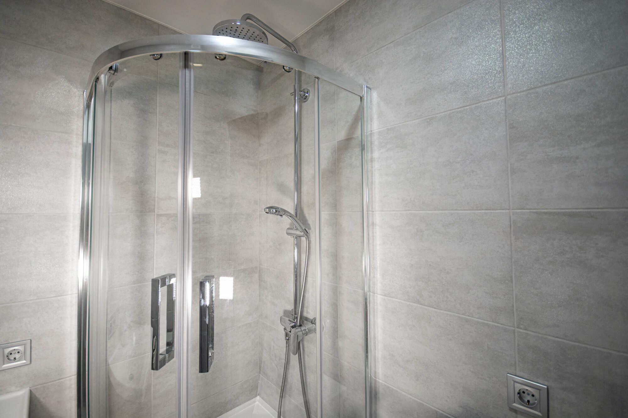 Installation d'une cabine de douche Novellini