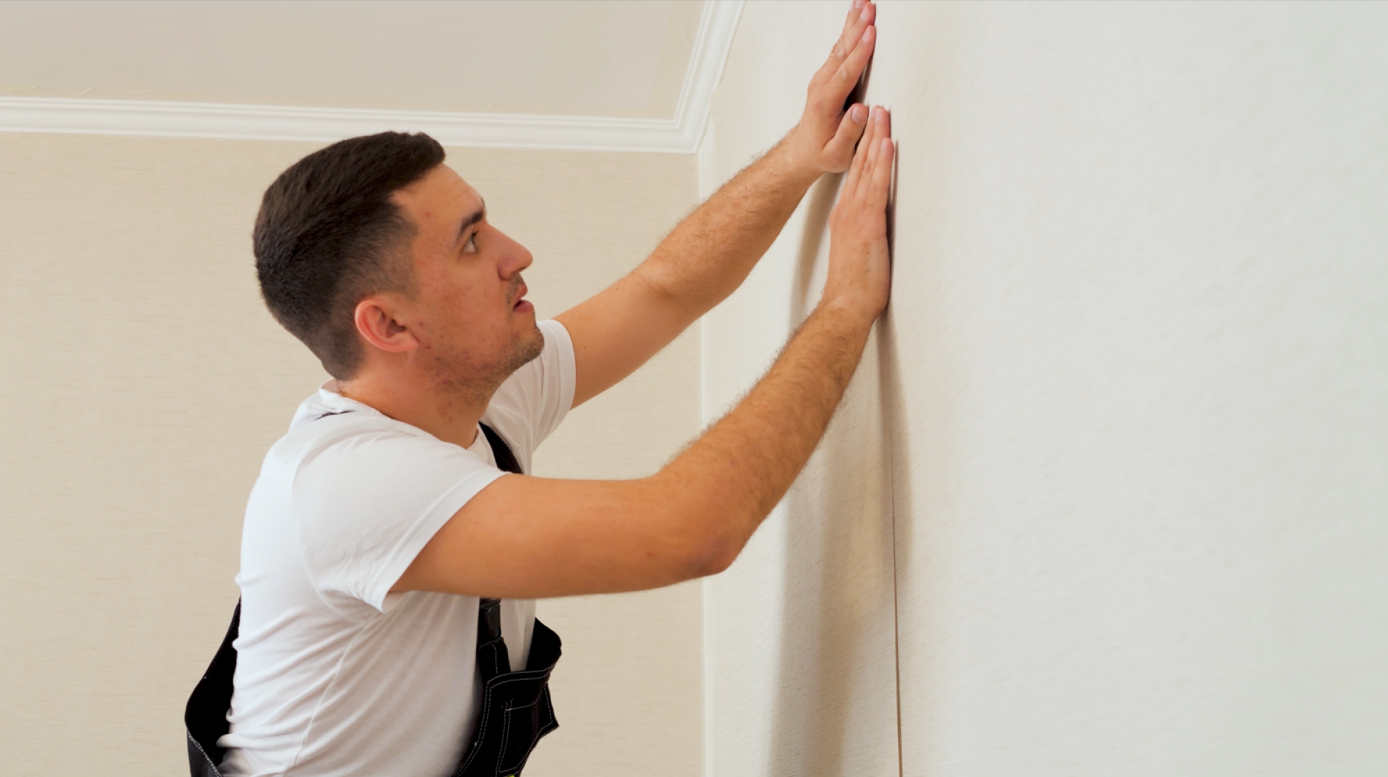 Réparation de papier peint endommagé ou décollé