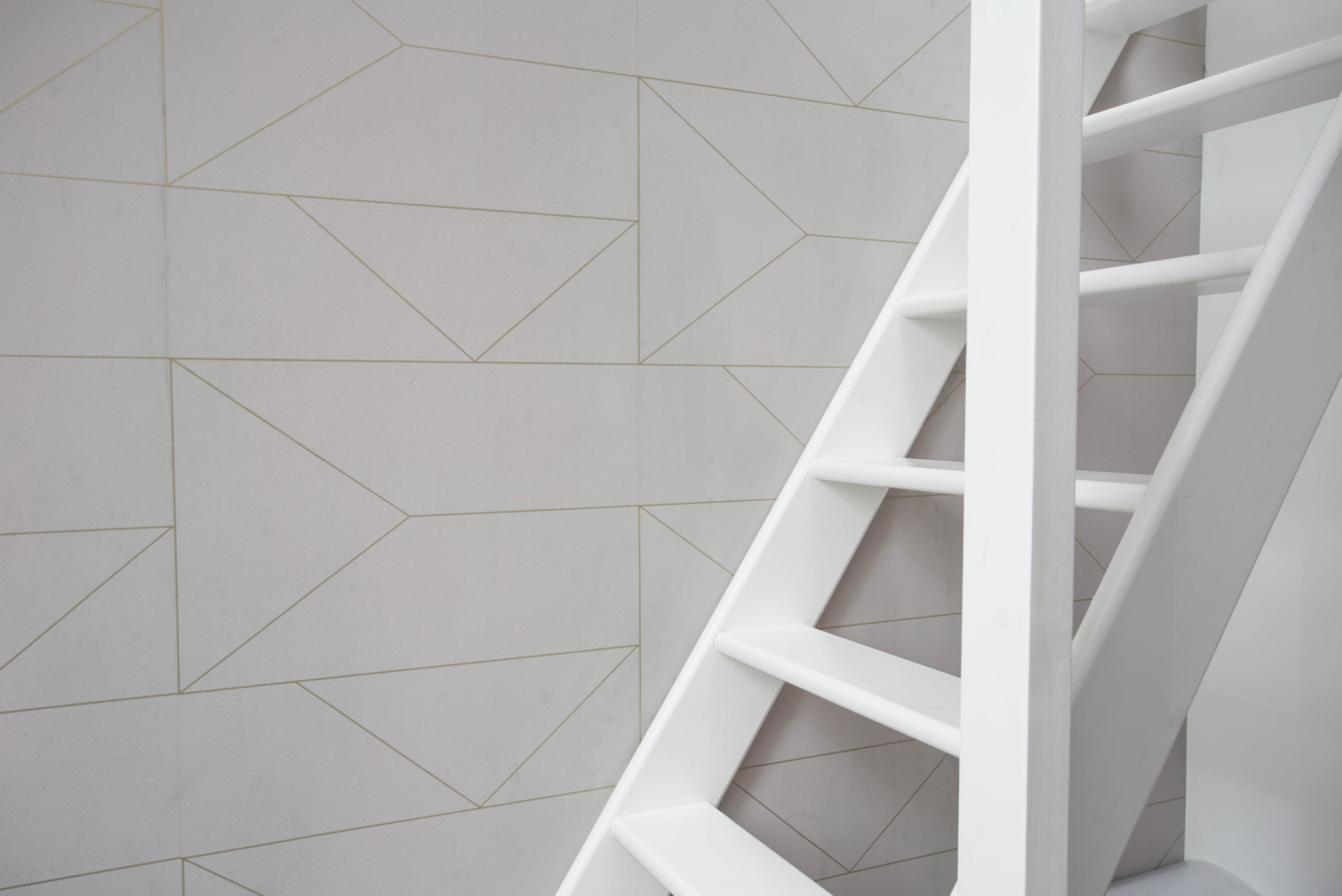 Pose de papier peint dans une cage d'escalier