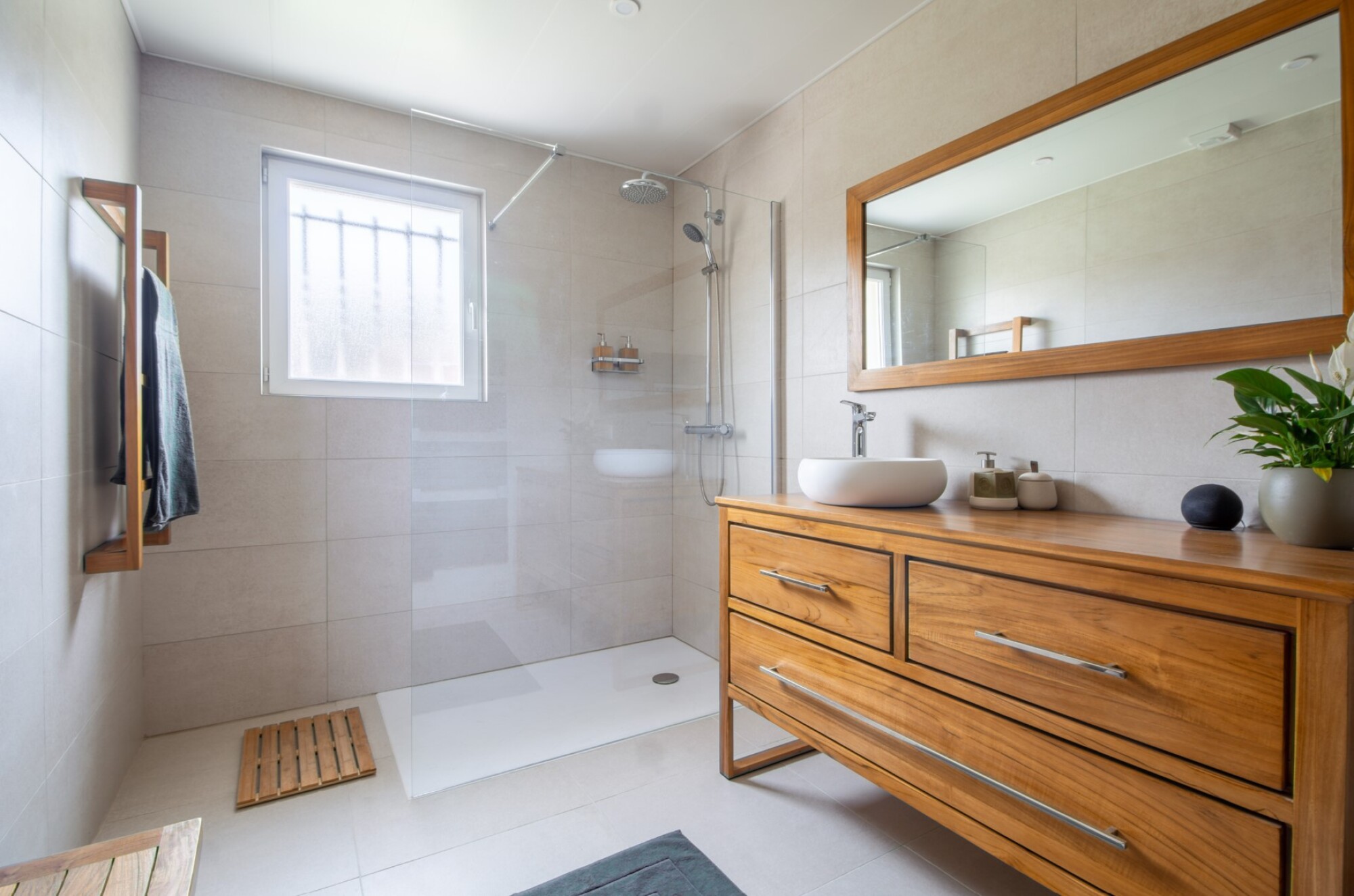 Montage de meuble en bois exotique