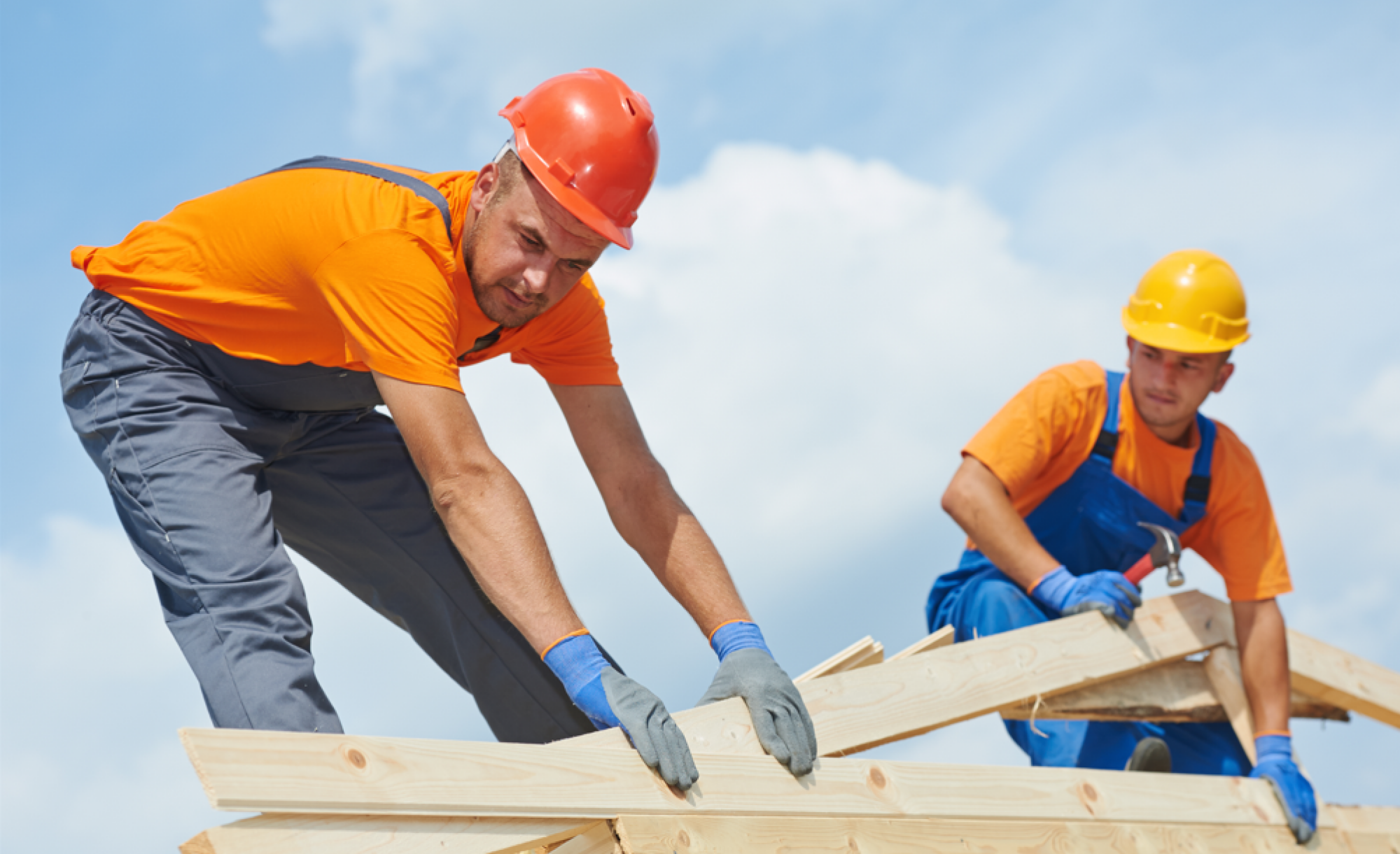 Pose de panneaux de bois pour toiture