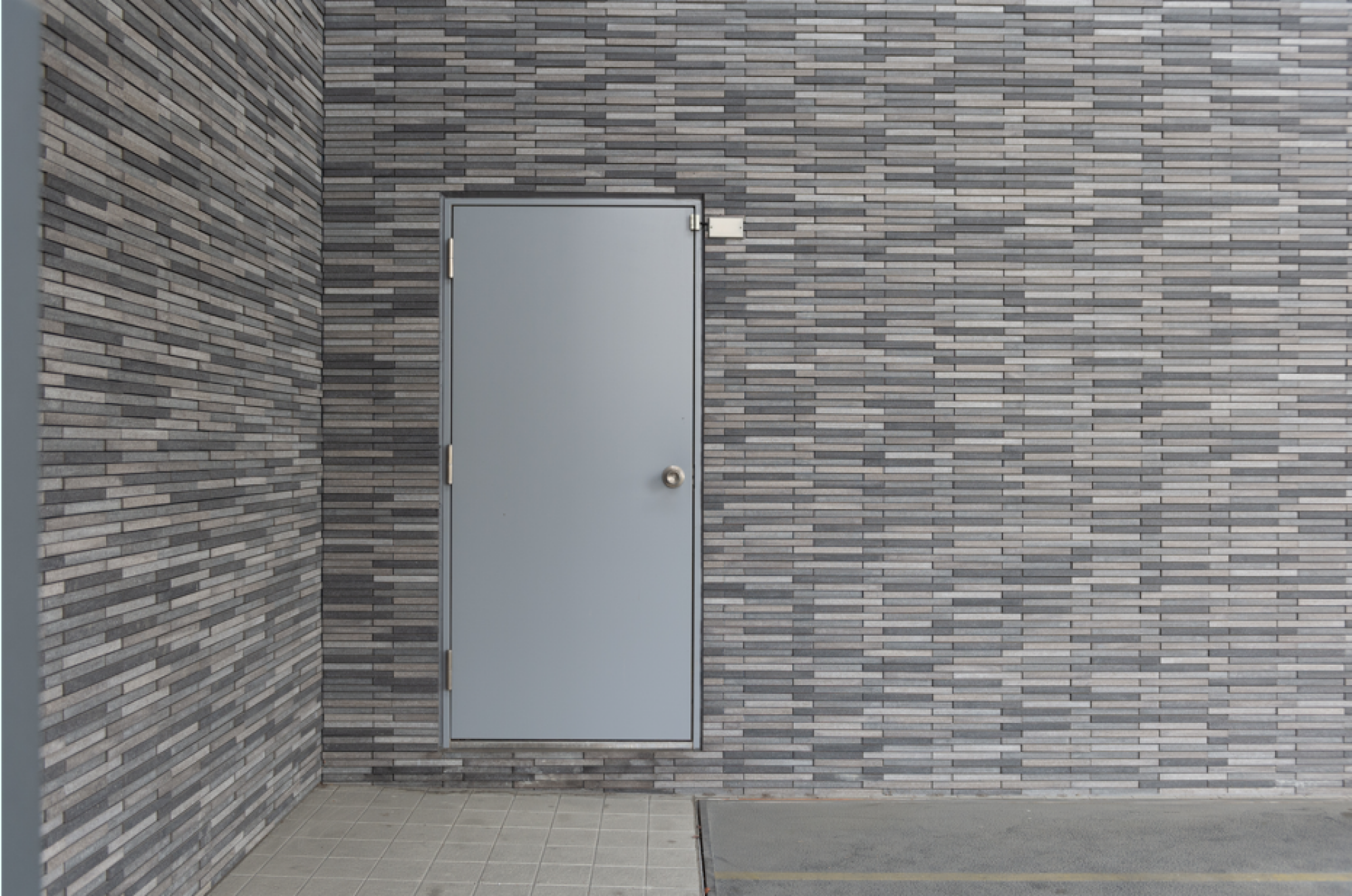 Pose de serrure de porte métallique