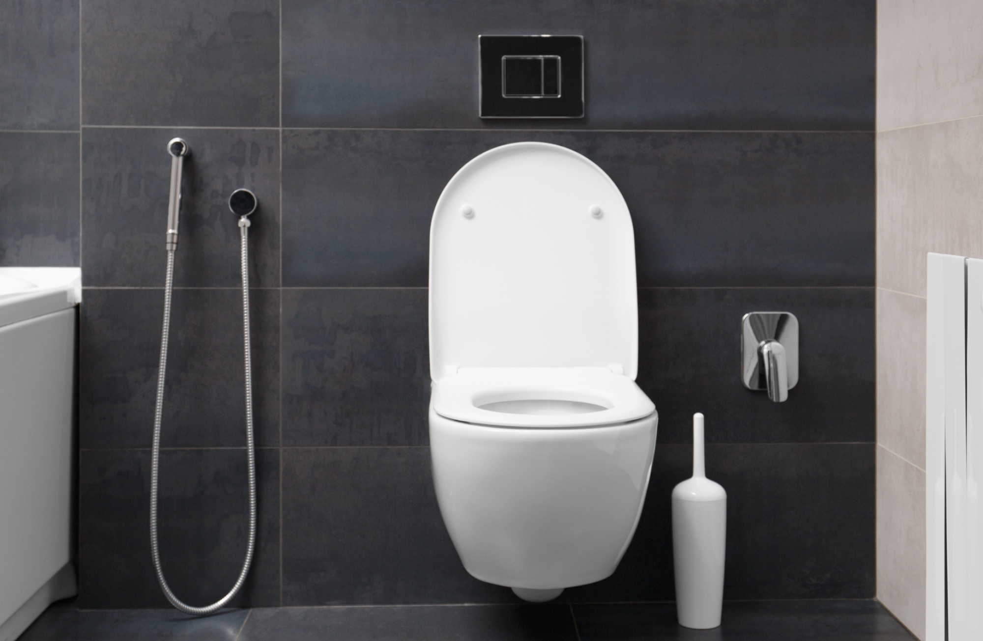 Pose de mécanisme de chasse d'eau chromé