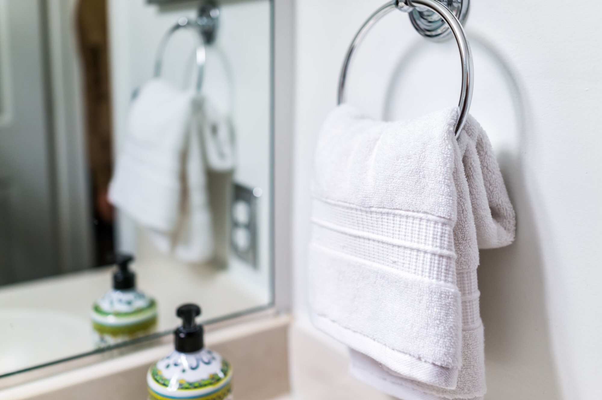 Pose porte-serviettes lavabo