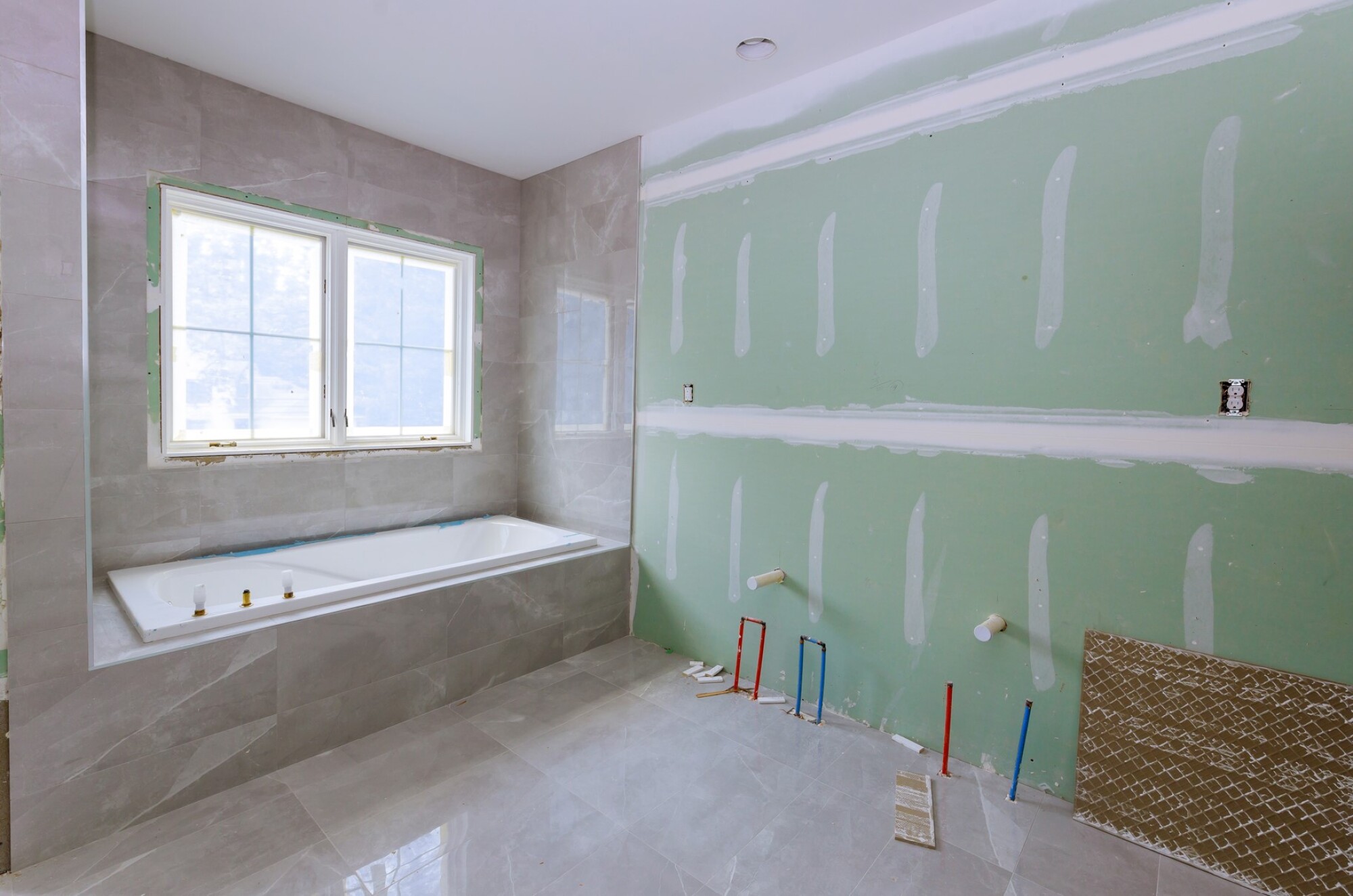 Travaux d'isolation et d'insonorisation autour de la baignoire