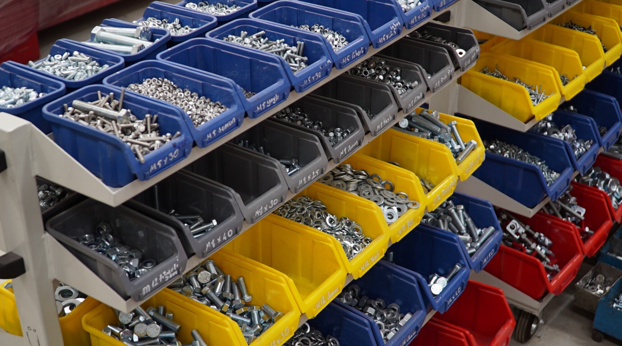 Boîte et casier de rangement pour vis