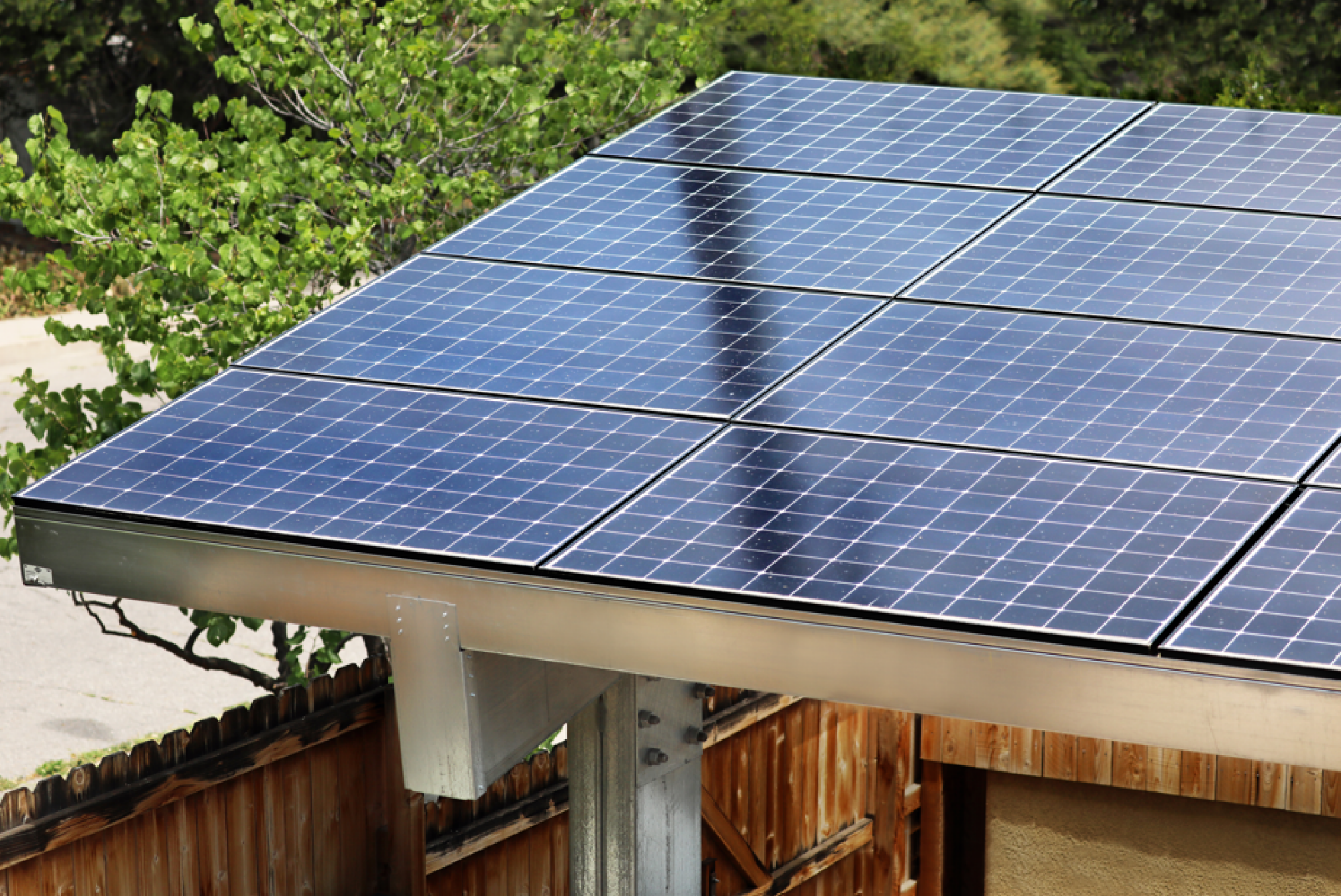 Installation de carport avec panneaux solaires