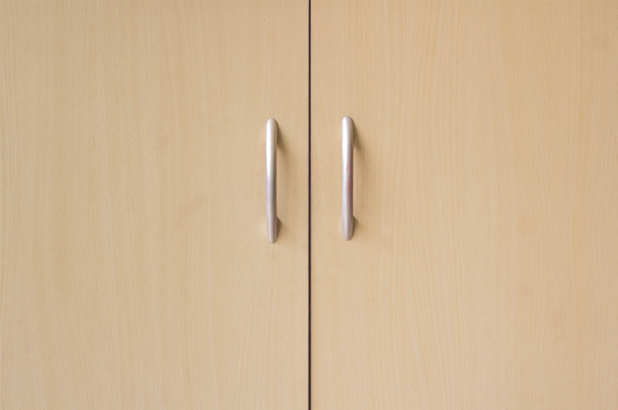 Installation de poignées pour porte de placard