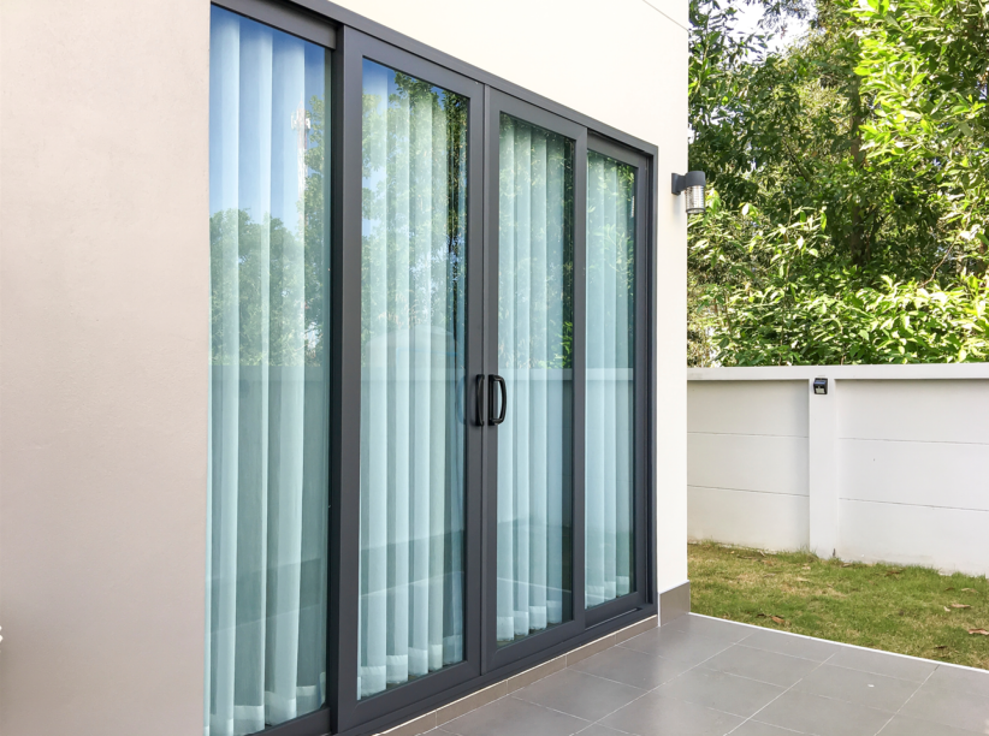 Installation de porte fenêtre aluminium