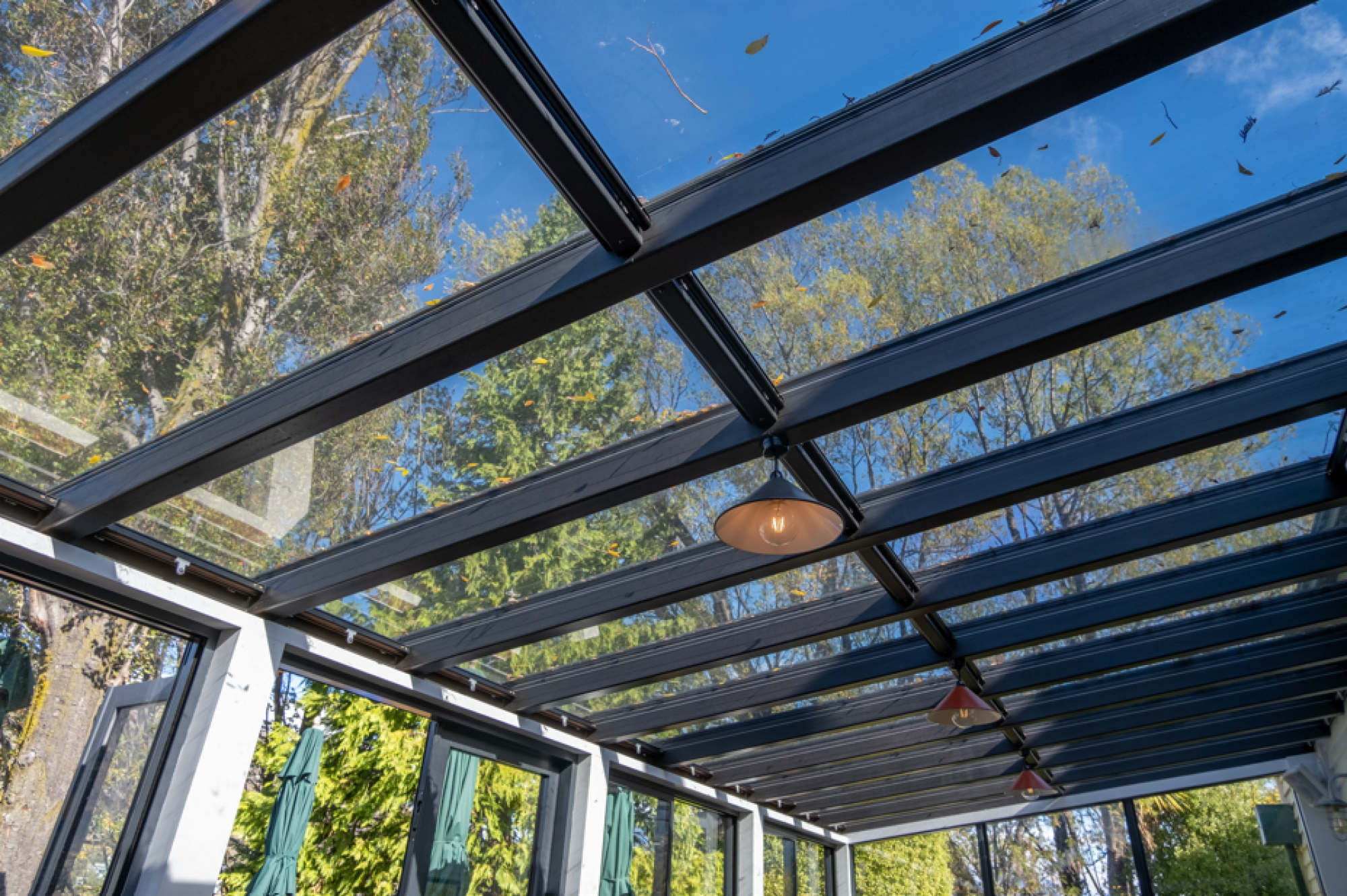 Installation de véranda avec fenêtres