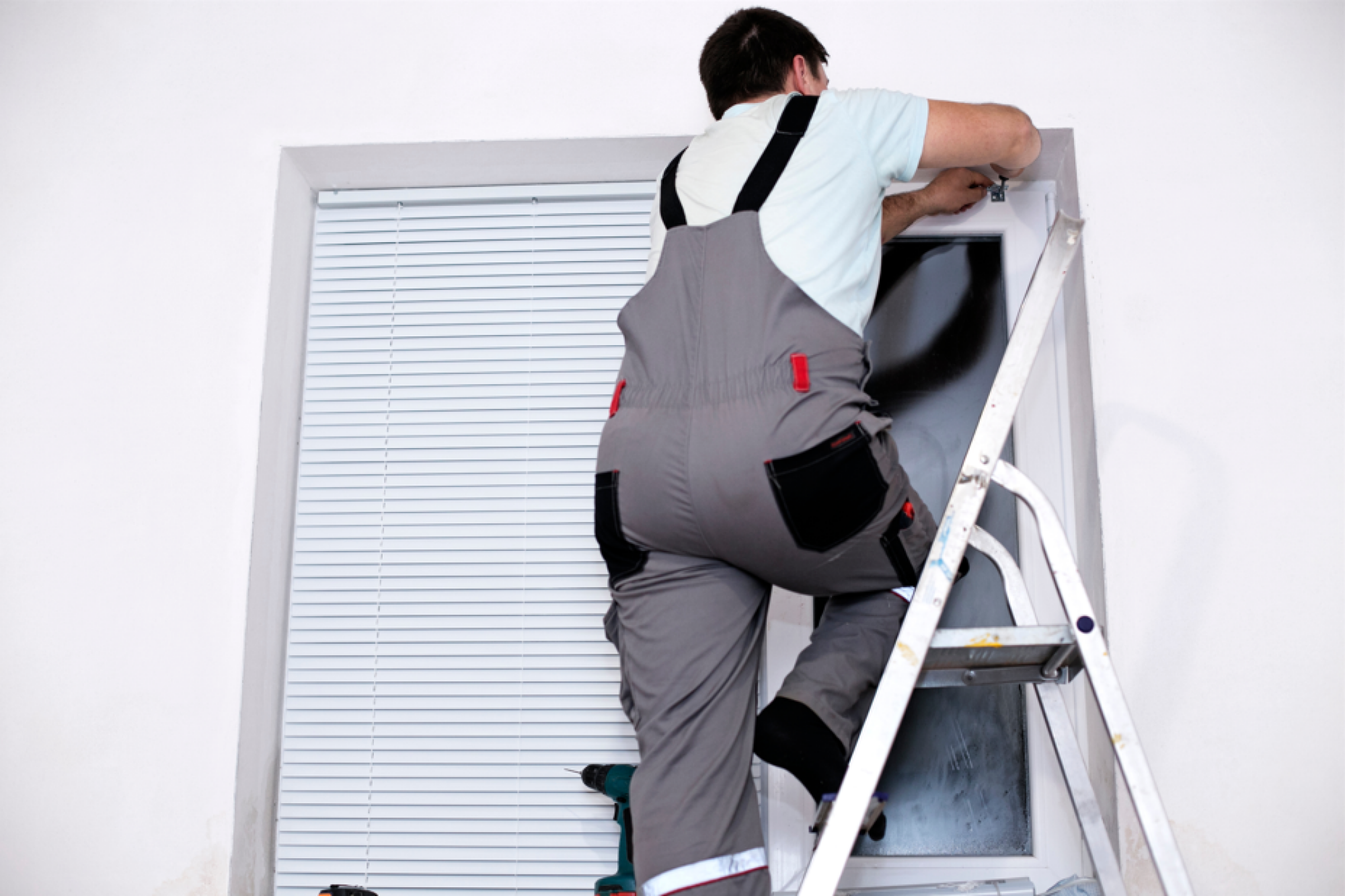 Installation de volets roulants manuels