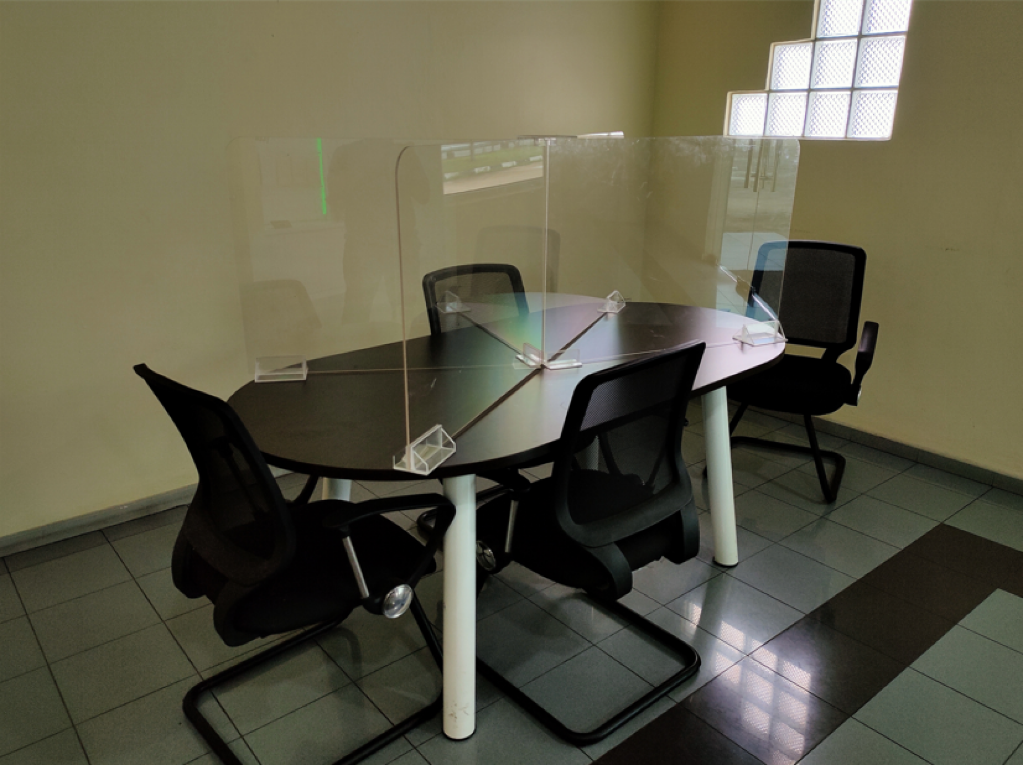 Pose de cloison acrylique