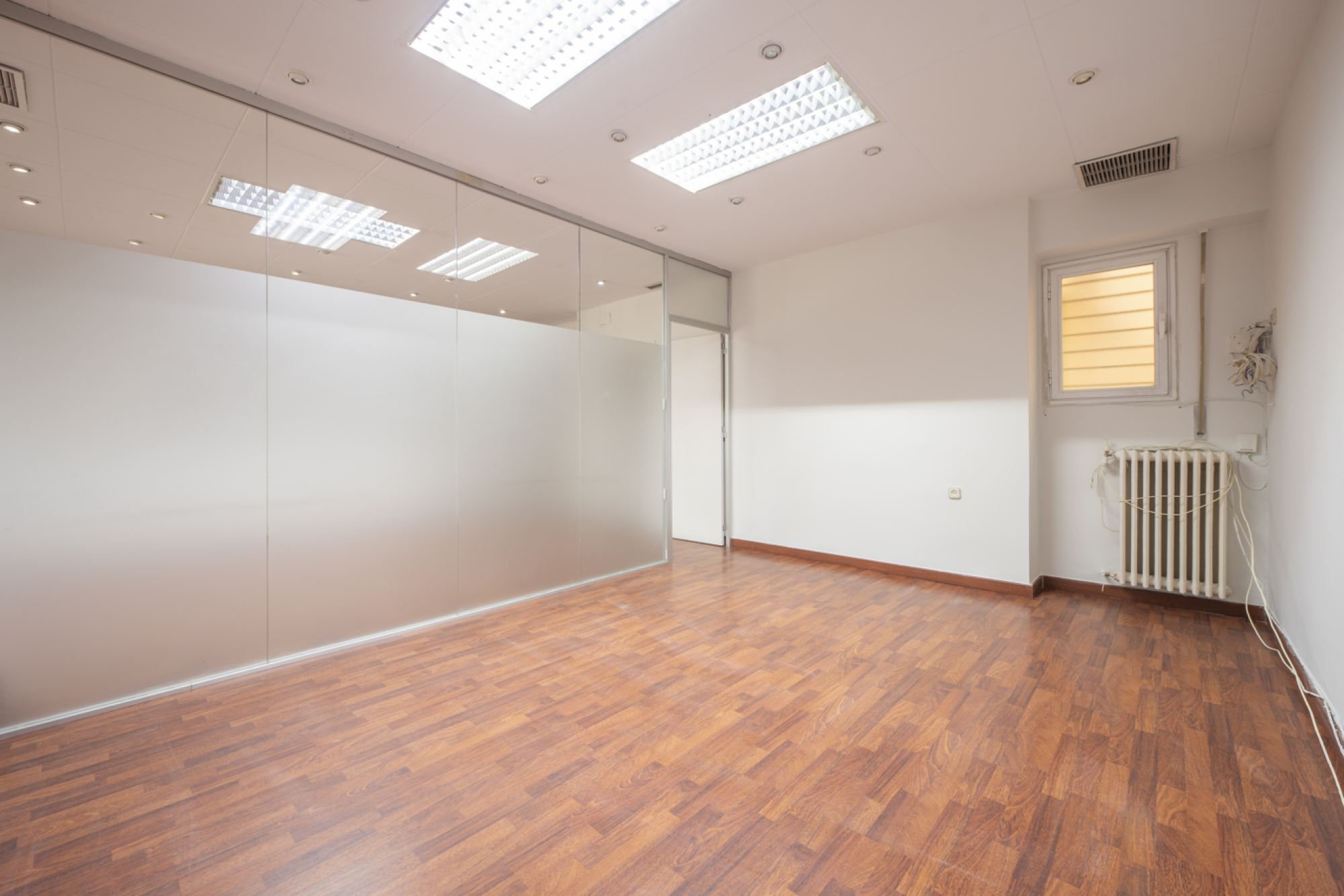 Pose de cloison en verre trempé