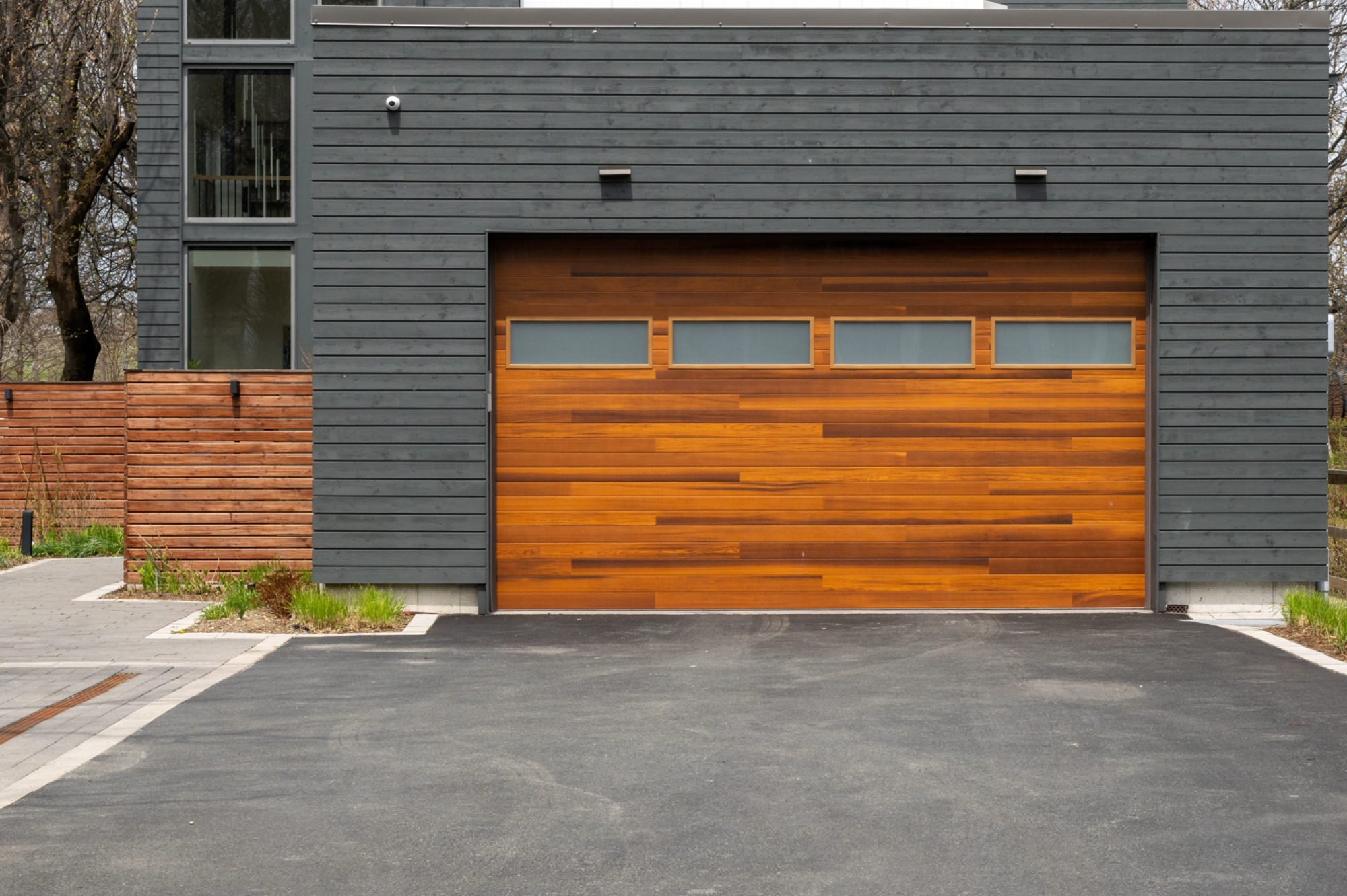 Pose de porte de garage en bois