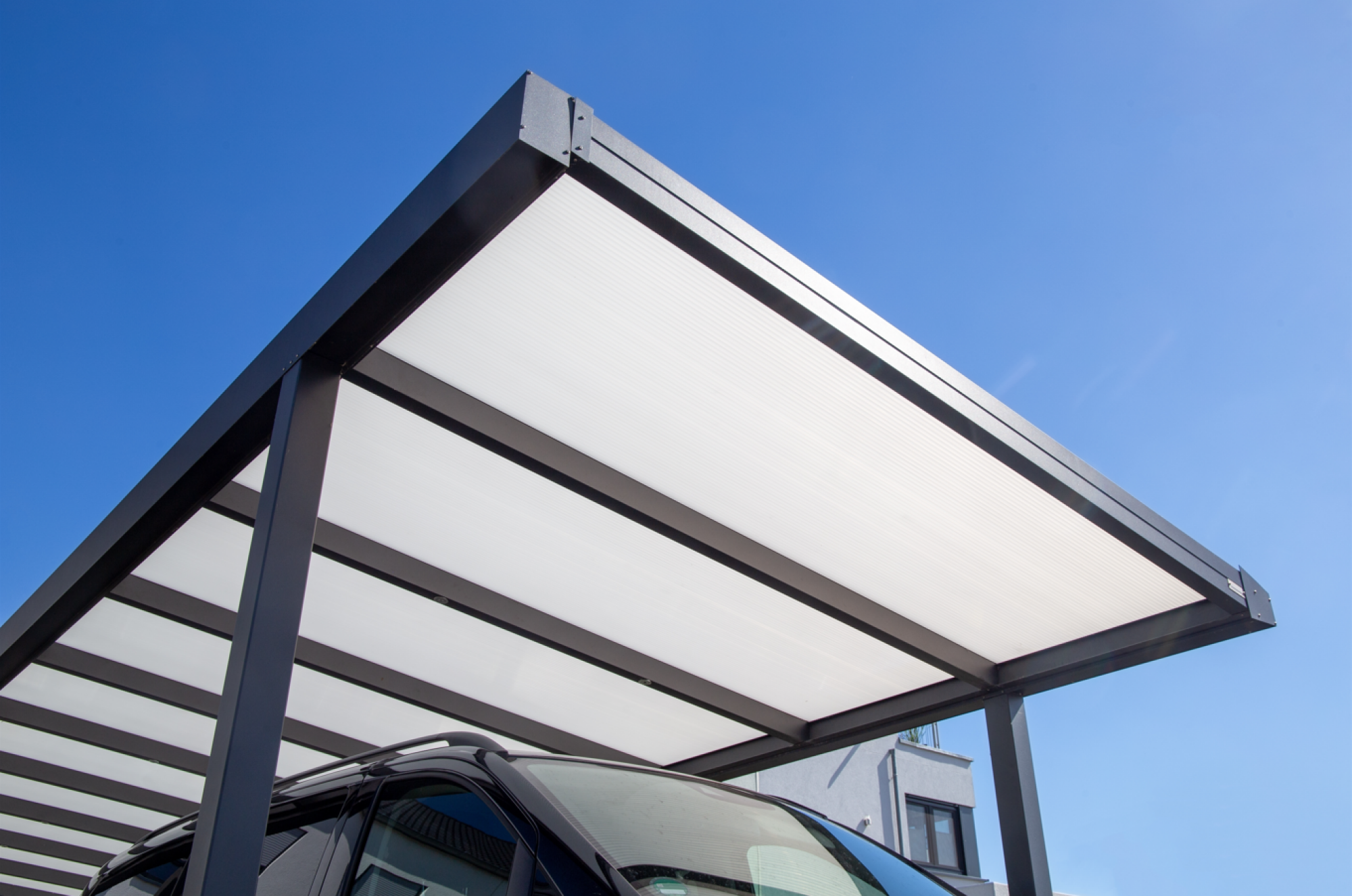 Réparation de carport avec toit en polycarbonate