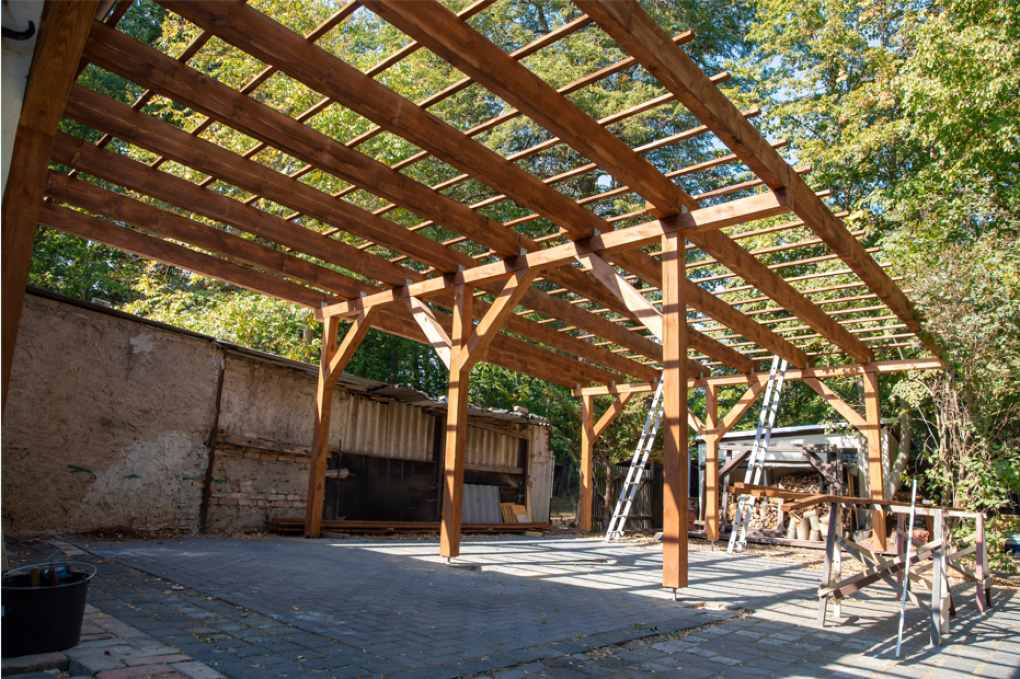 Réparation de carport avec toit endommagé