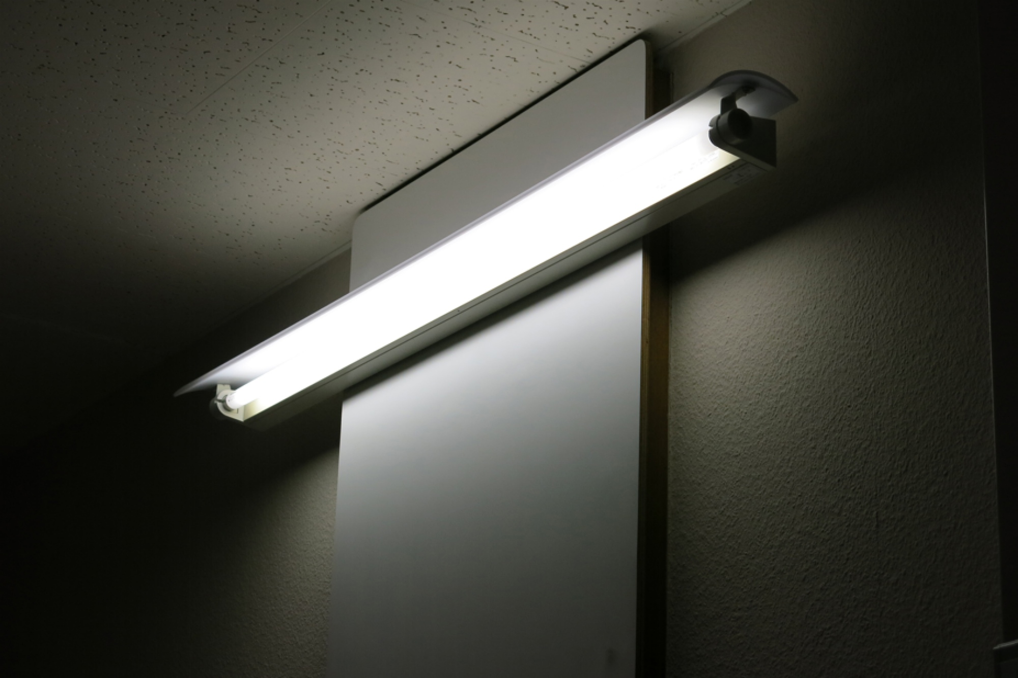 Pose de tubes fluorescents