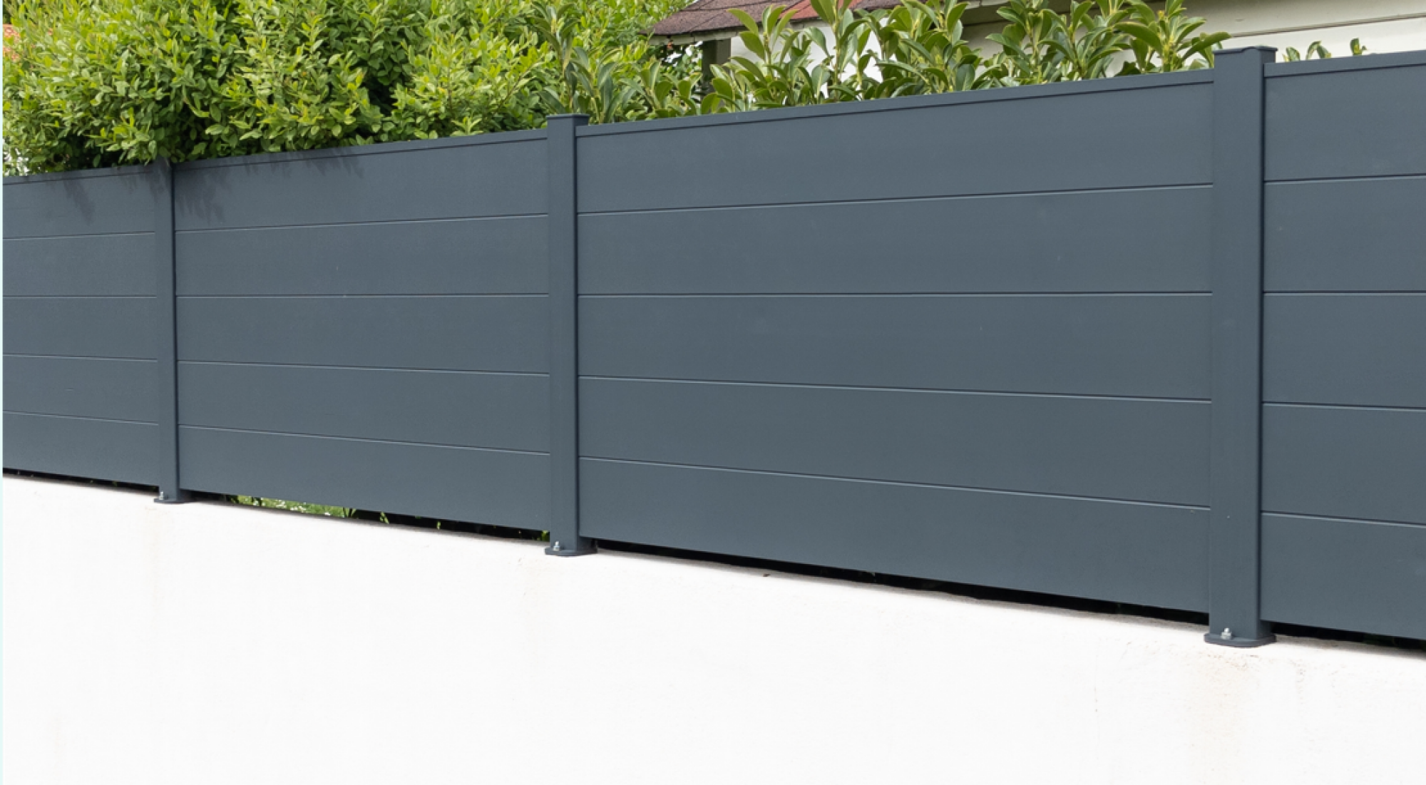 Installation de panneaux de clôture