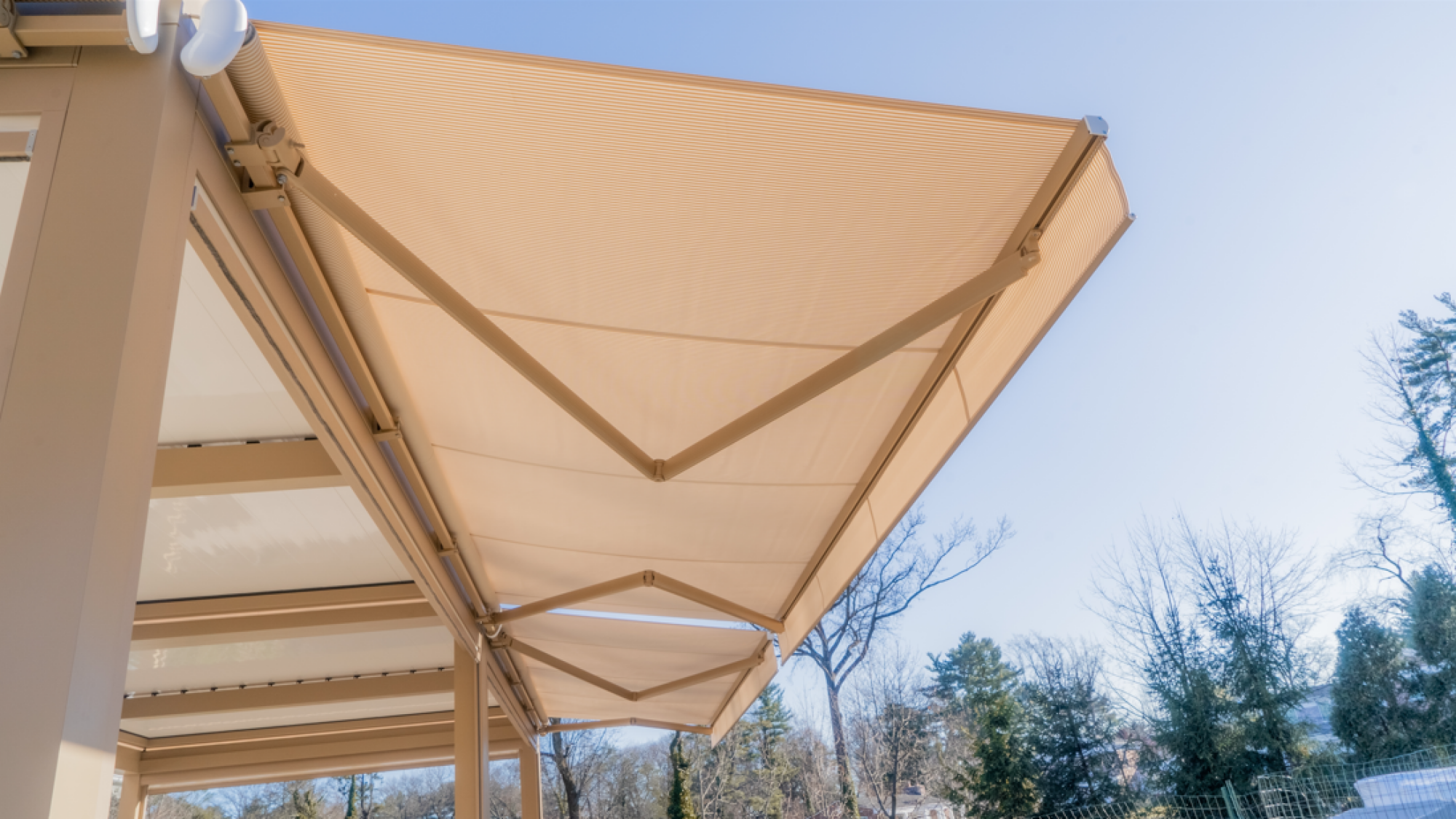 Pose d'auvent pour pergola