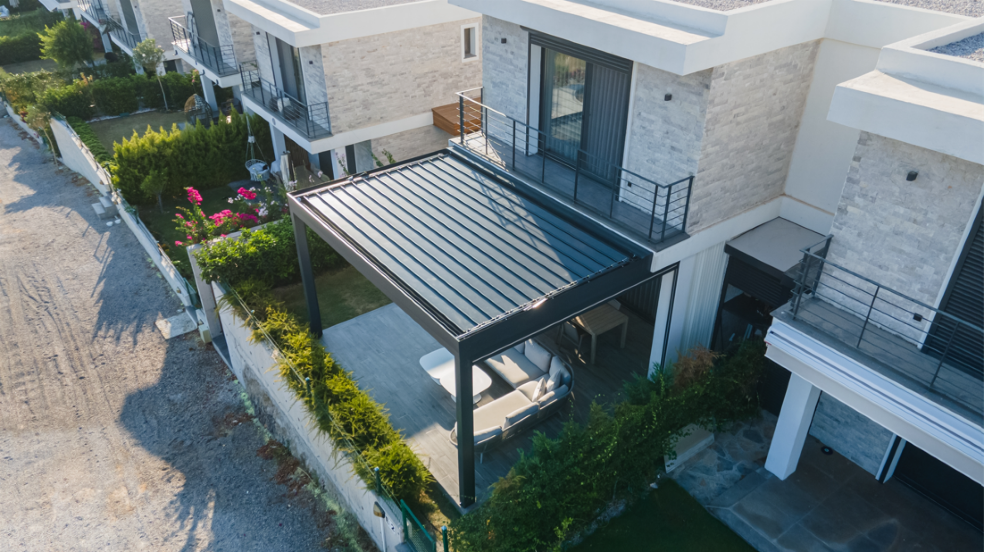 Pose de pergola avec brise soleil