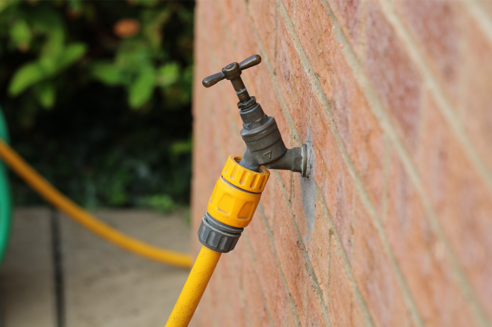 Pose de tuyaux d'arrosage