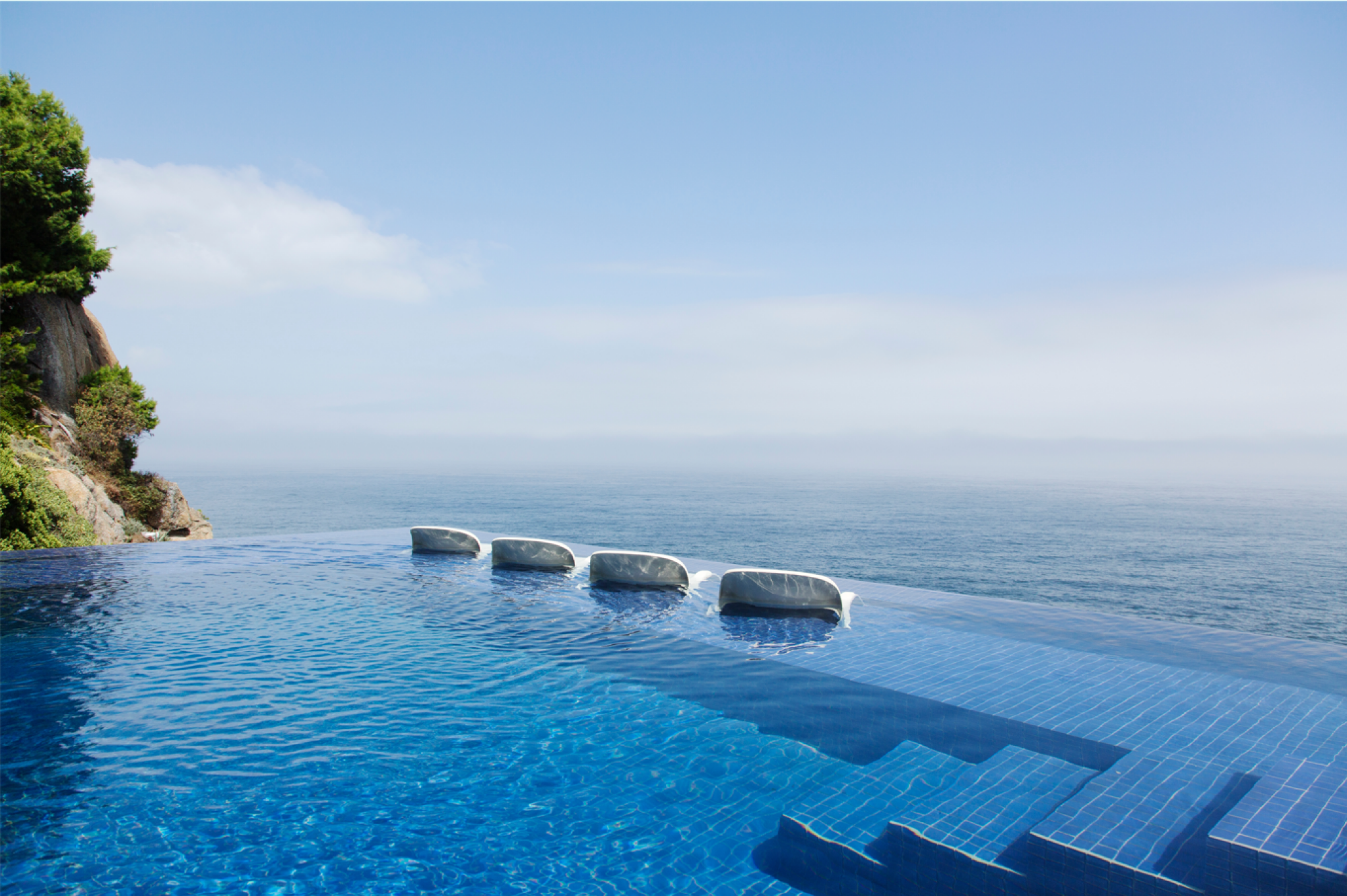 Construction de piscine débordement