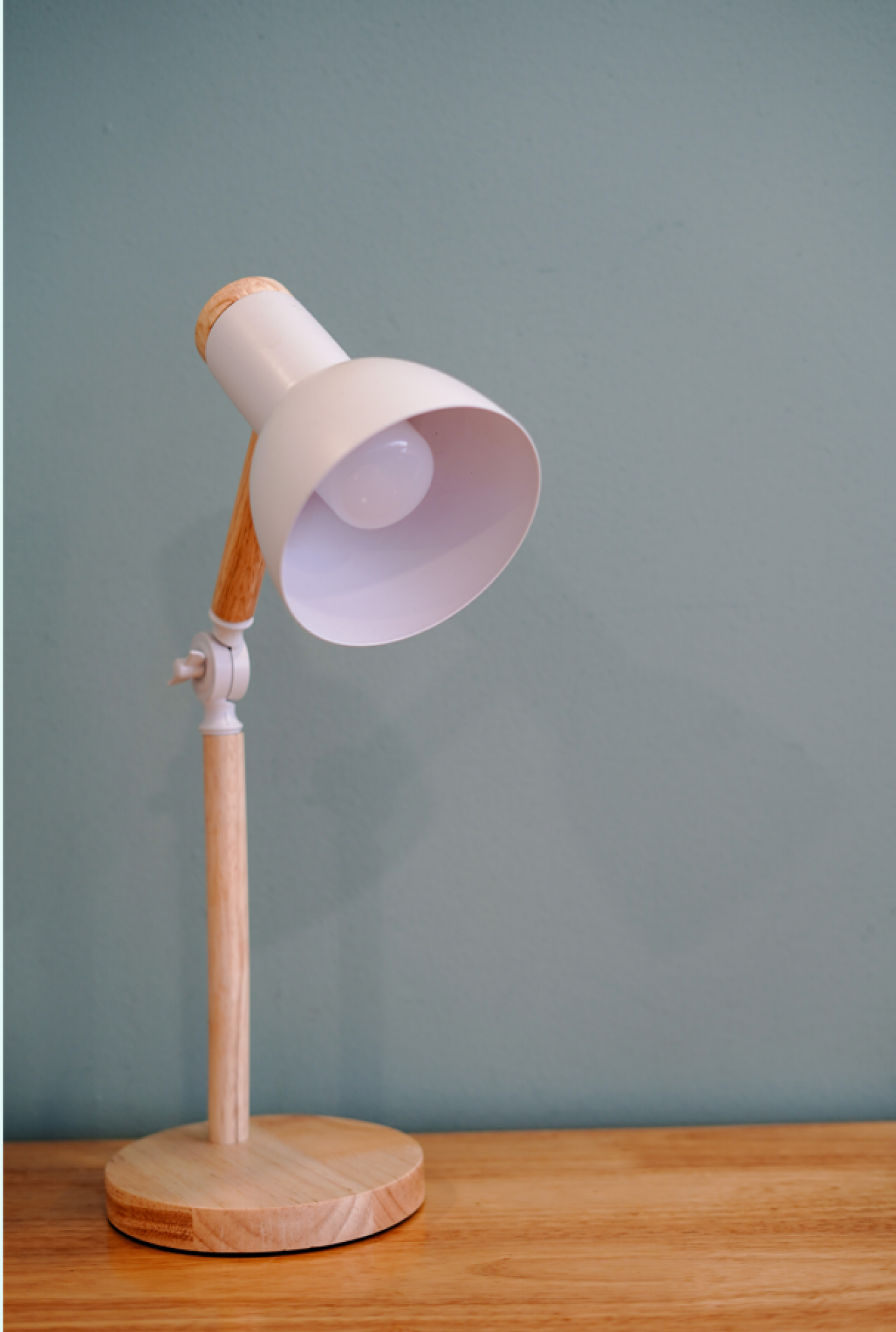 Lampe de table avec socle en bois