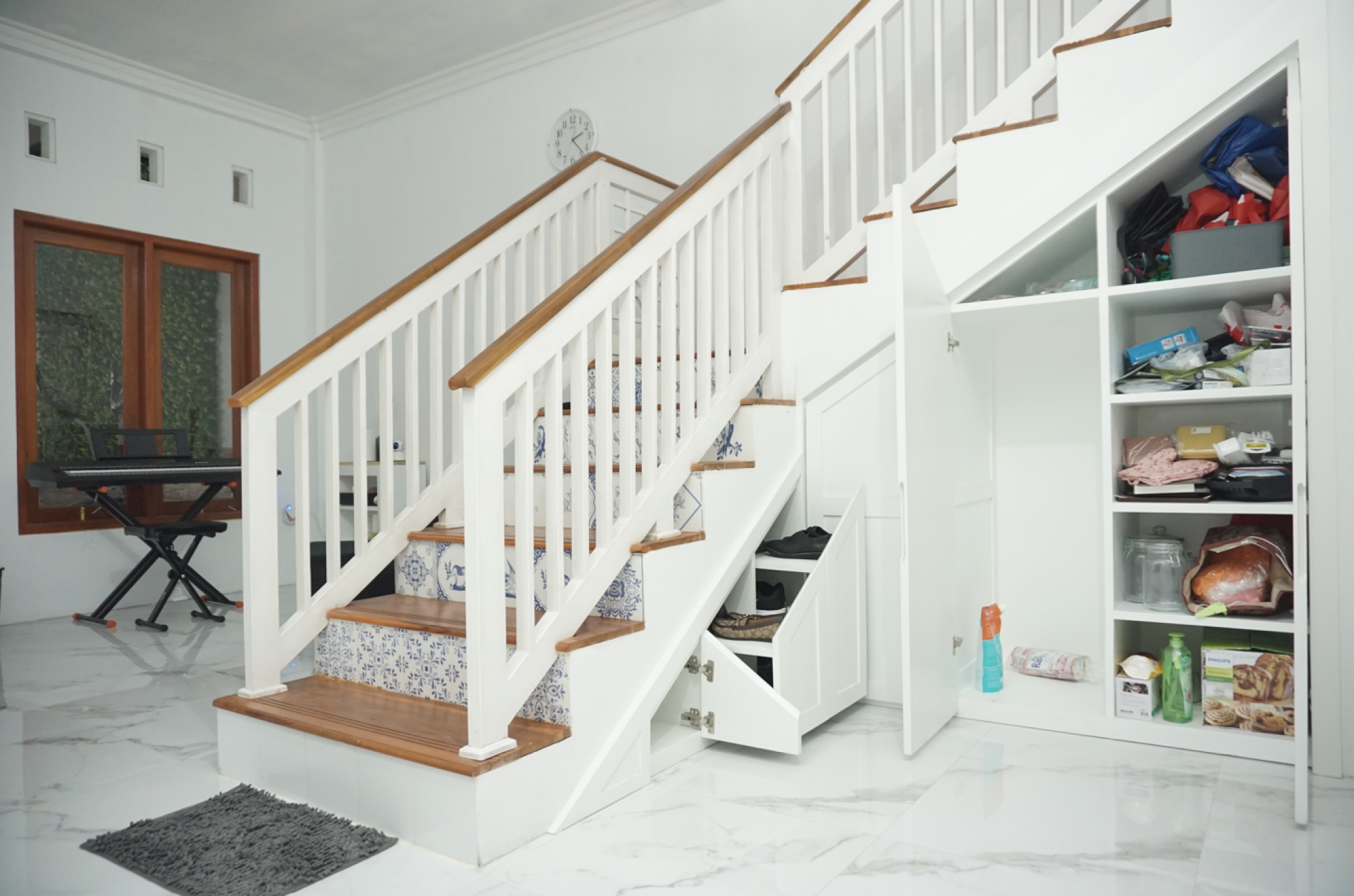 Rangement sous escalier avec portes coulissantes