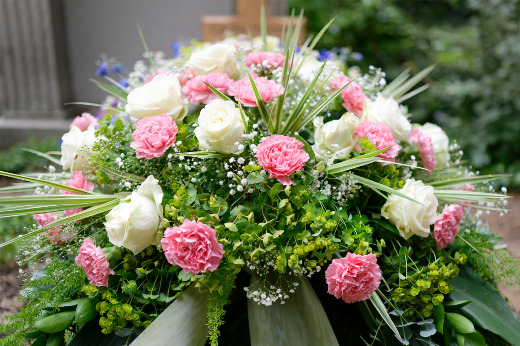 Arrangement floral pour cercueil