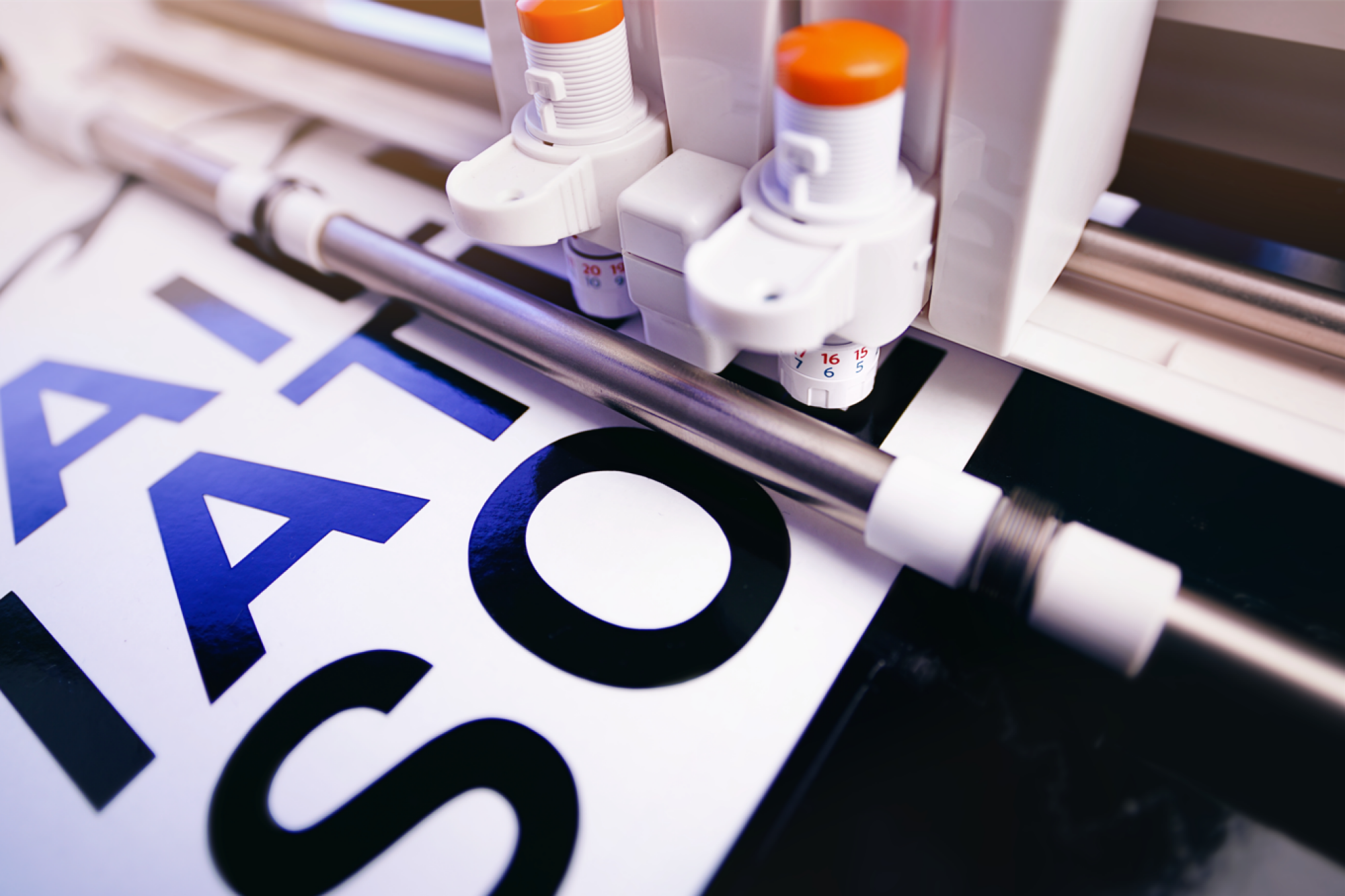 Découpe de lettres adhésives