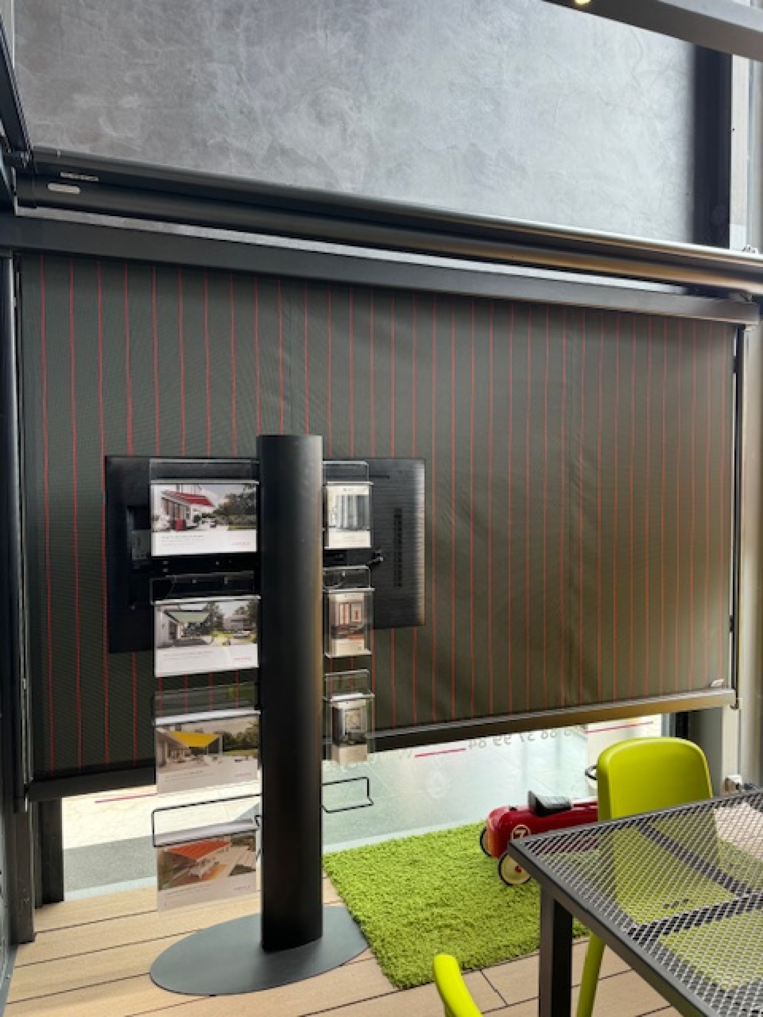 Store vertical électrique extérieur