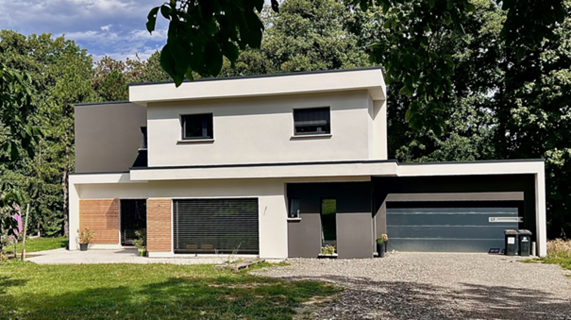 Maison complètement en toit plat