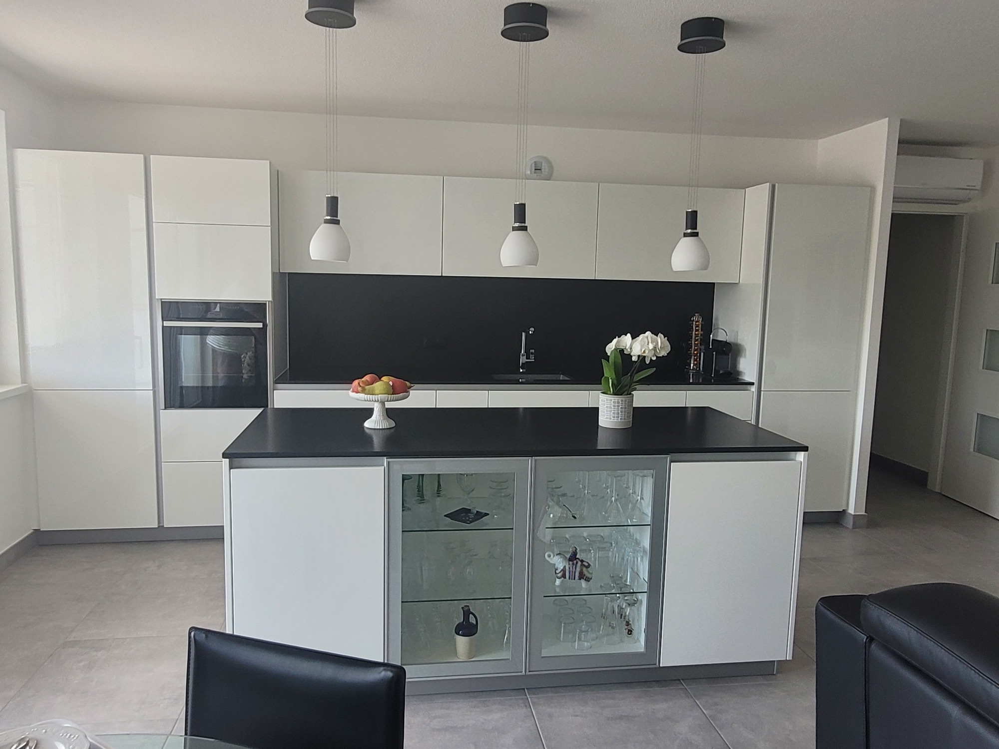 Conception de cuisine moderne façades blanches brillantes laquées et plan de travail granit zimbabwe