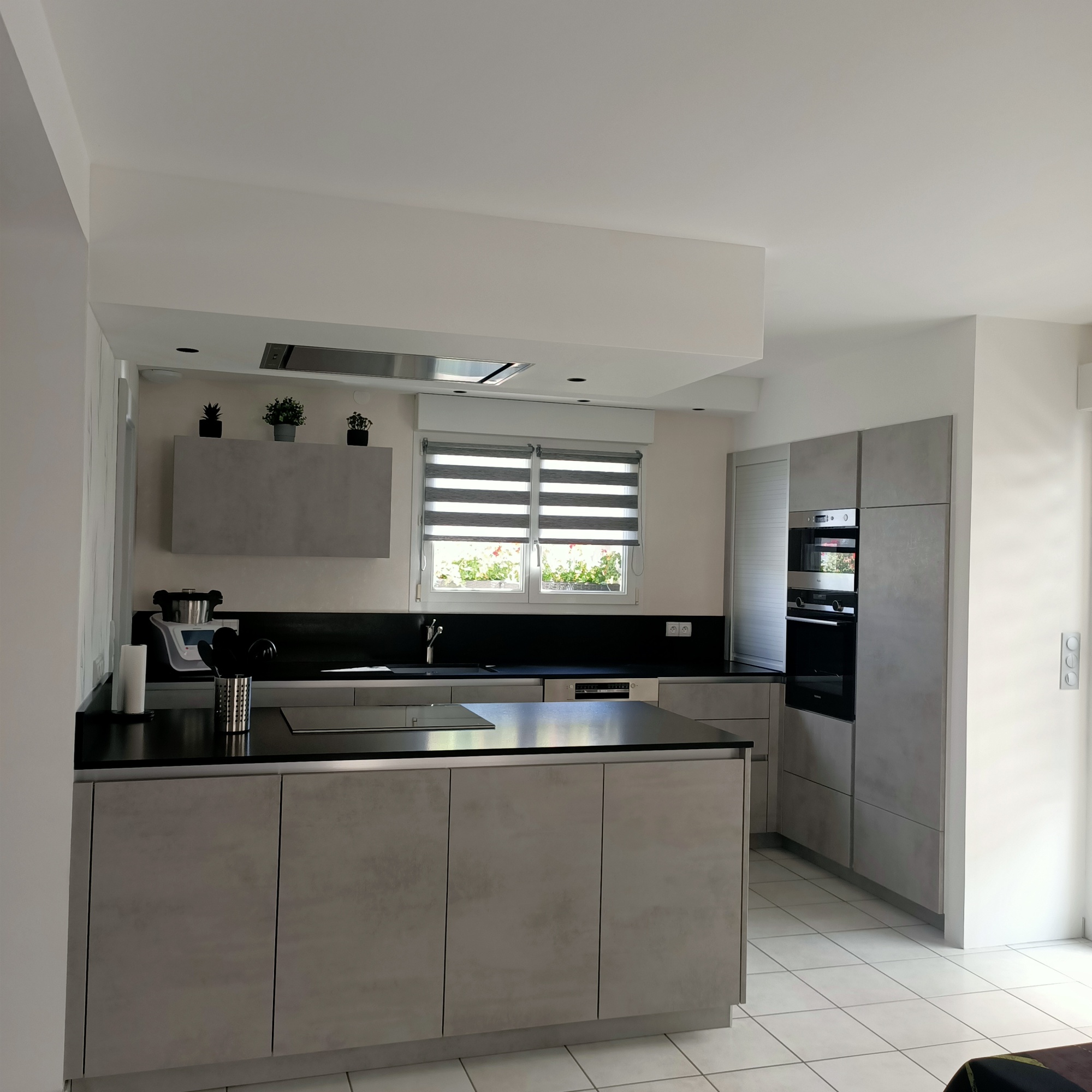 Création cuisine sur-mesure façades béton plan de travail granit Zimbabwe + hotte plafond Novi