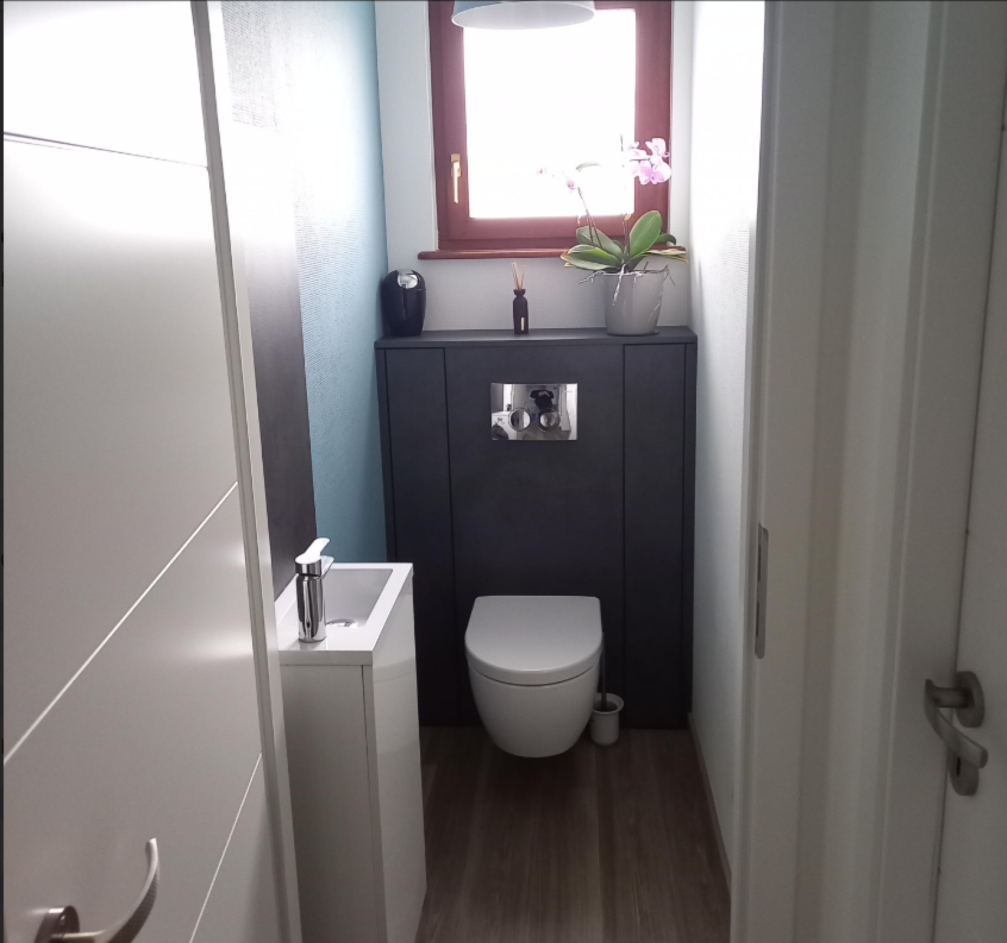 Création sur mesure habillage WC gris anthracite avec rangements