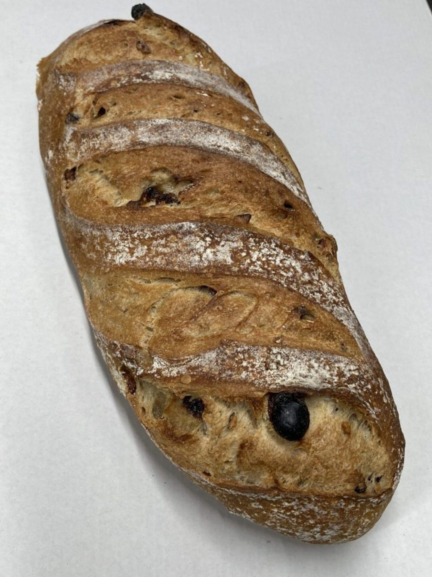 Pain aux noix, noisettes et raisins tranché
