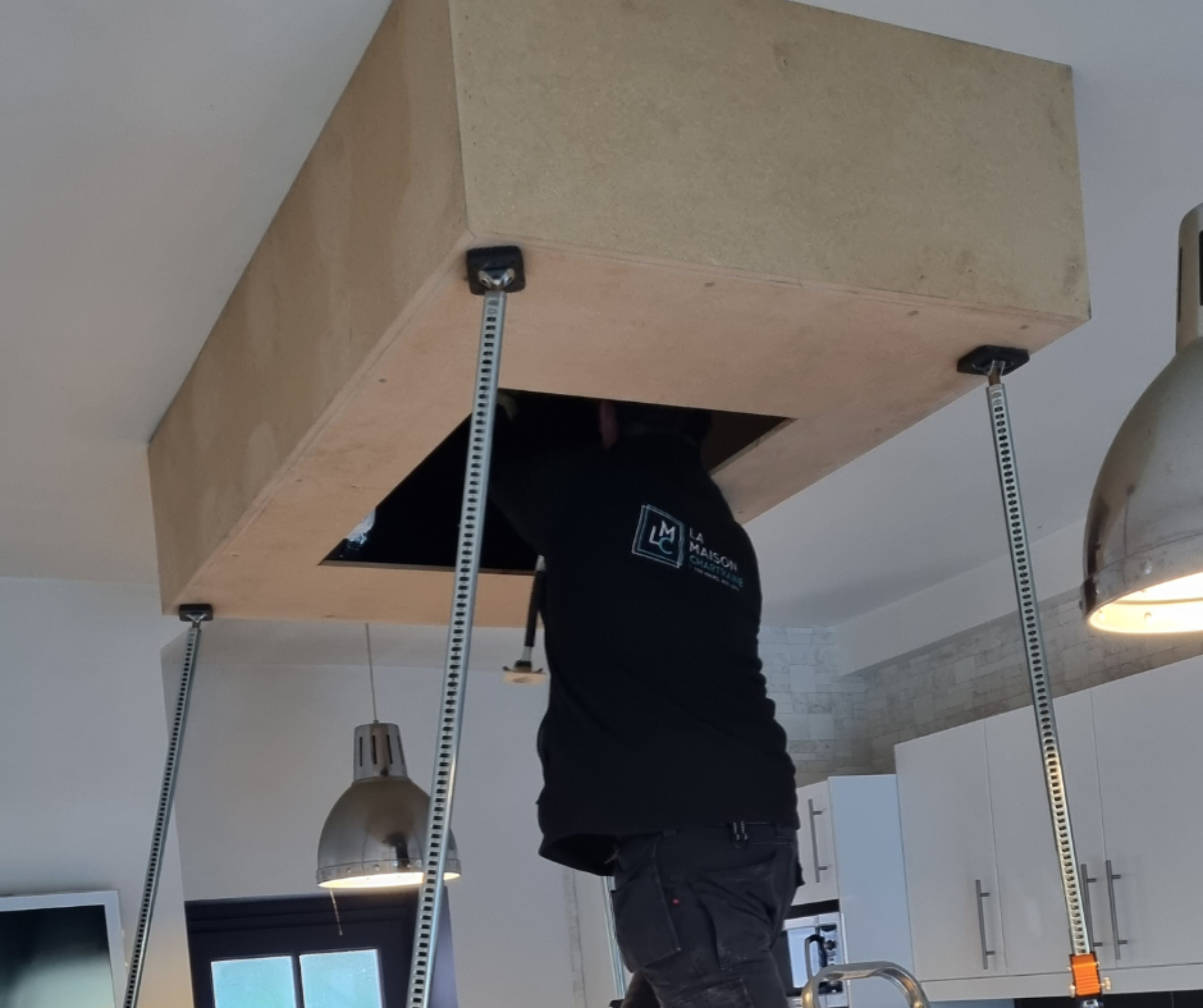 Installation de Hottes Plafond avec Coffrage en MDF – Élégance et Performance