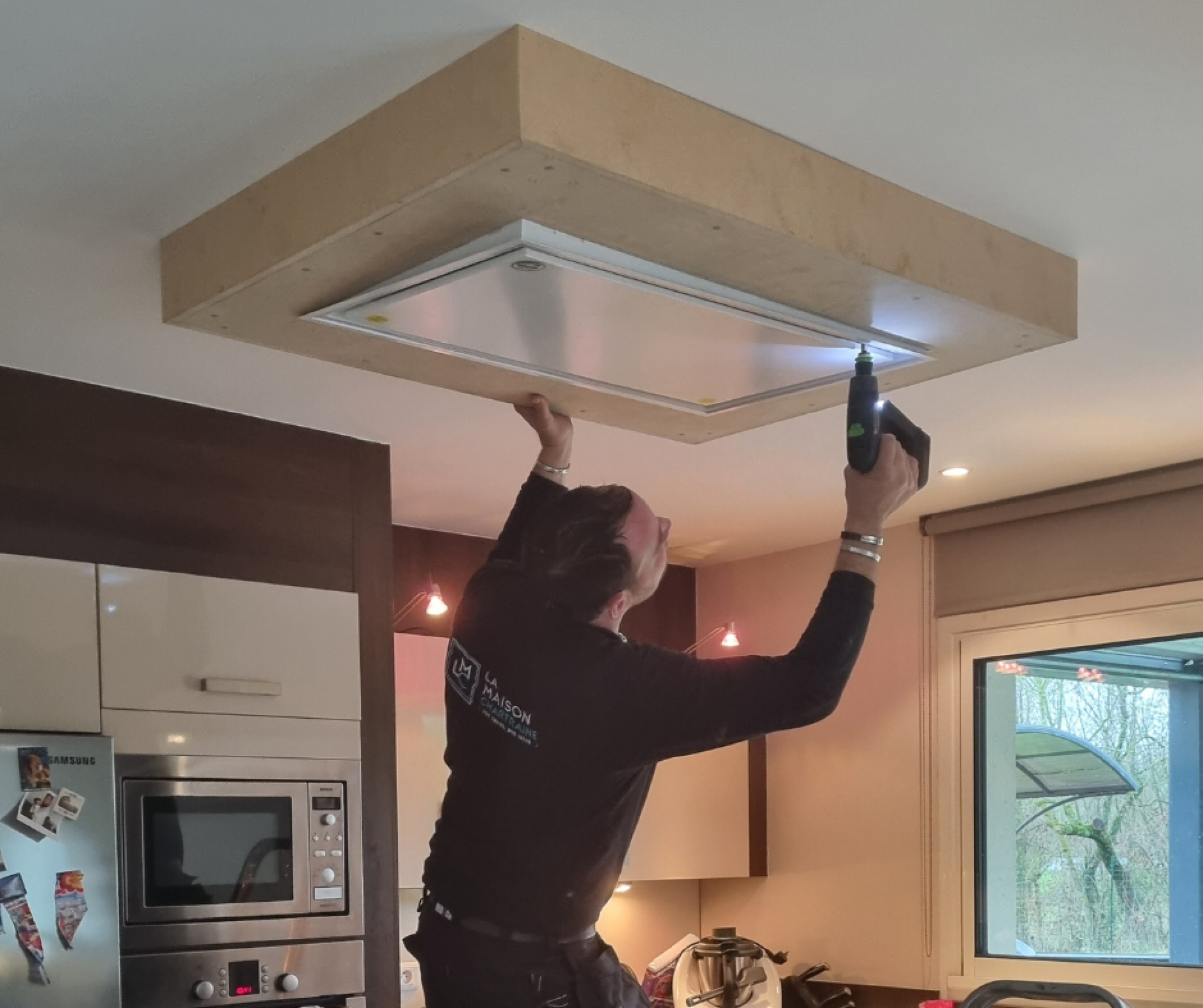 Installation de Hottes Plafond avec Coffrage en MDF – Élégance et Performance
